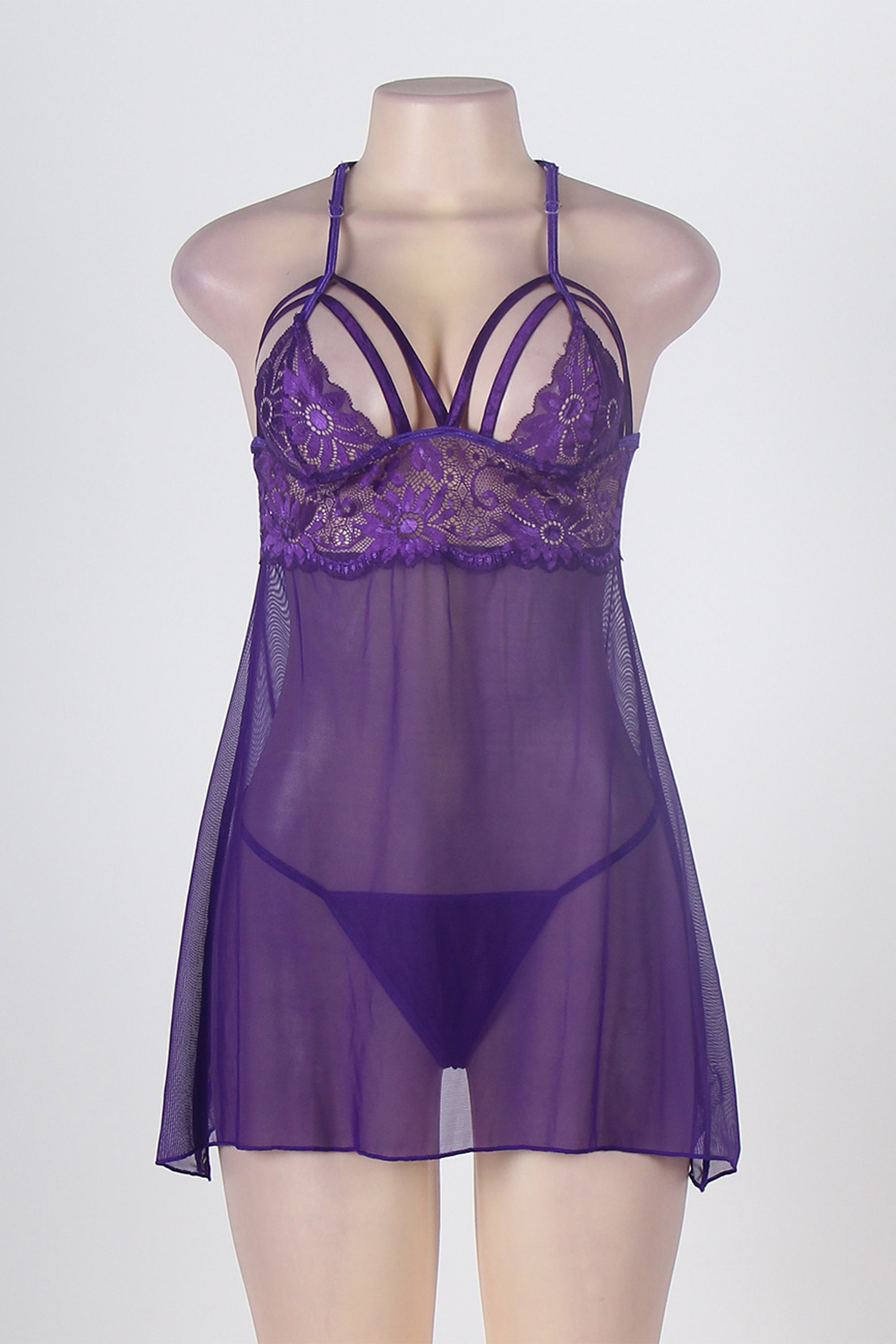 عارضة لابسه طقم بيبي دول لون بنفسجي غامق مصنوع من شبك و دانتيل عالي الجودة، يتميز بتصميم ناعم وأنيق.