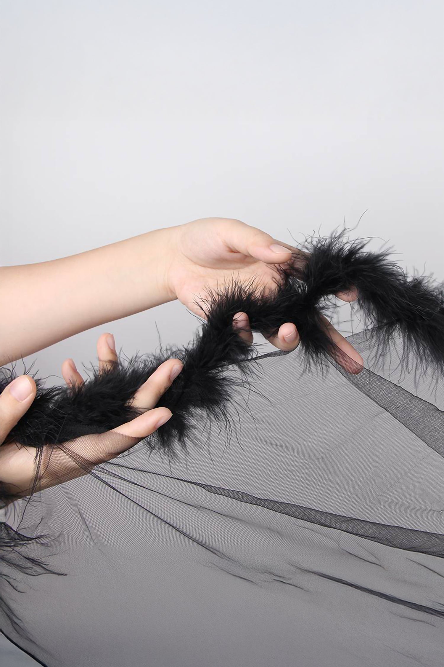 روب شيفون أطراف ريش مع حزام ساتان