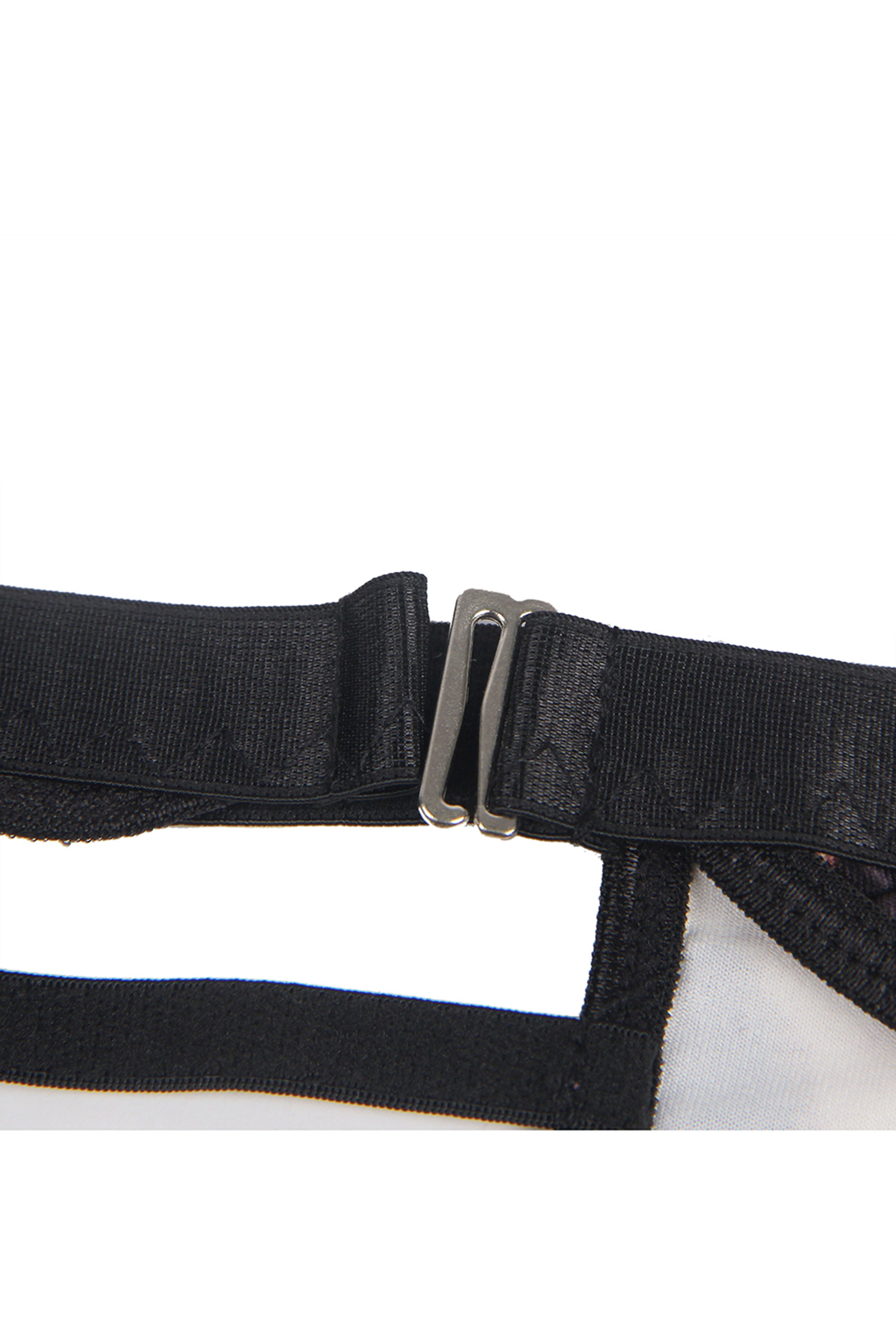 طقم ملابس داخلية نسائية تايغر مكون من سروال وصدرية وحزام للخصر موصول مع حلقات للأرجل وأحزمة تعليق للشرابات. مصنوع من خامة متينة لضمان راحة أكبر، يتميز ببكلات على شكل 9 لسهولة الارتداء والتعديل، بالإضافة إلى طوق شعر متناسق ومكمل للإطلالة.