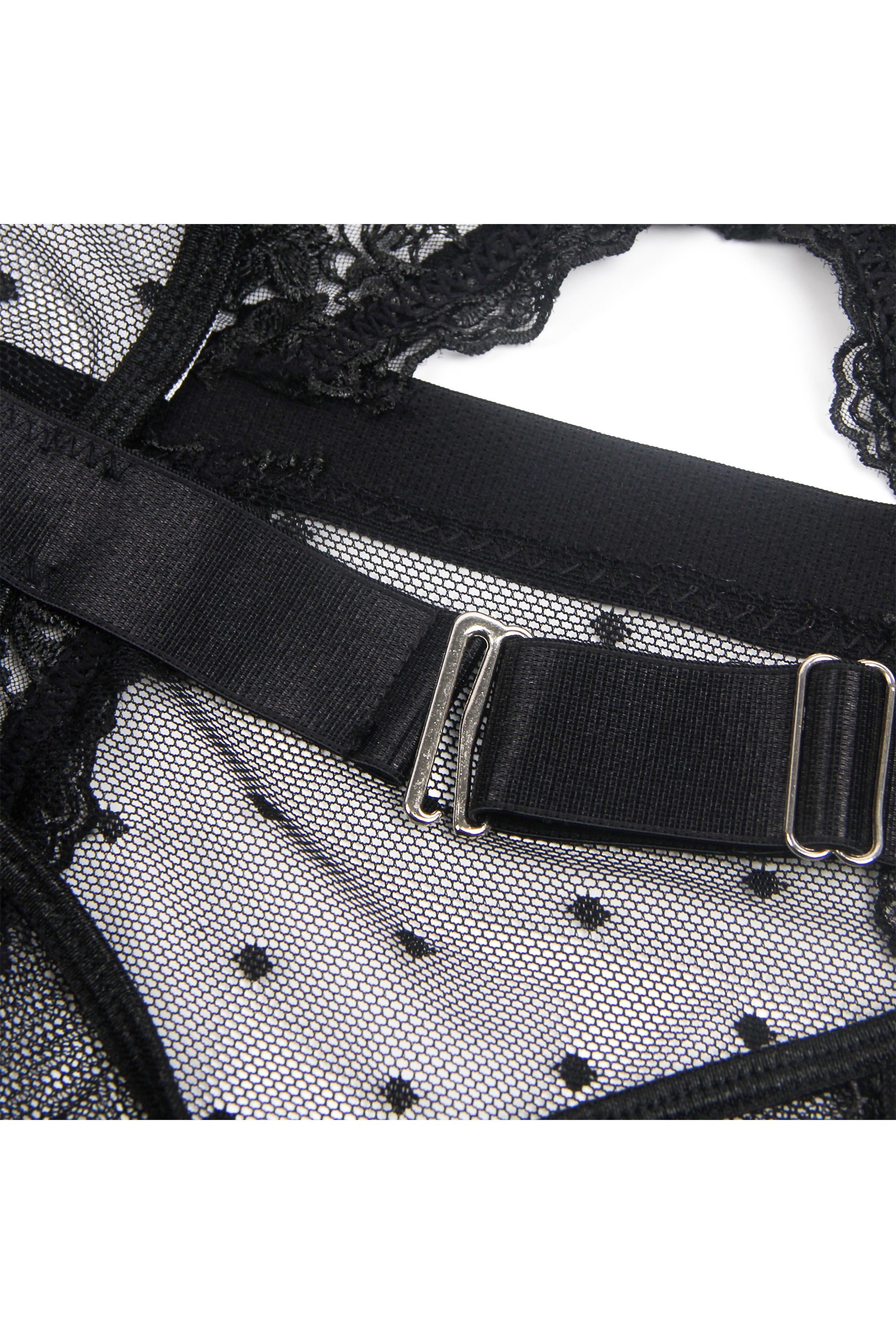 لانجري نسائي أسود مصنوع من خامة دانتيل فخمة بتصميم جذاب مفرغ من الأمام والجوانب ومزود بأربطة لتعديل المقاس.