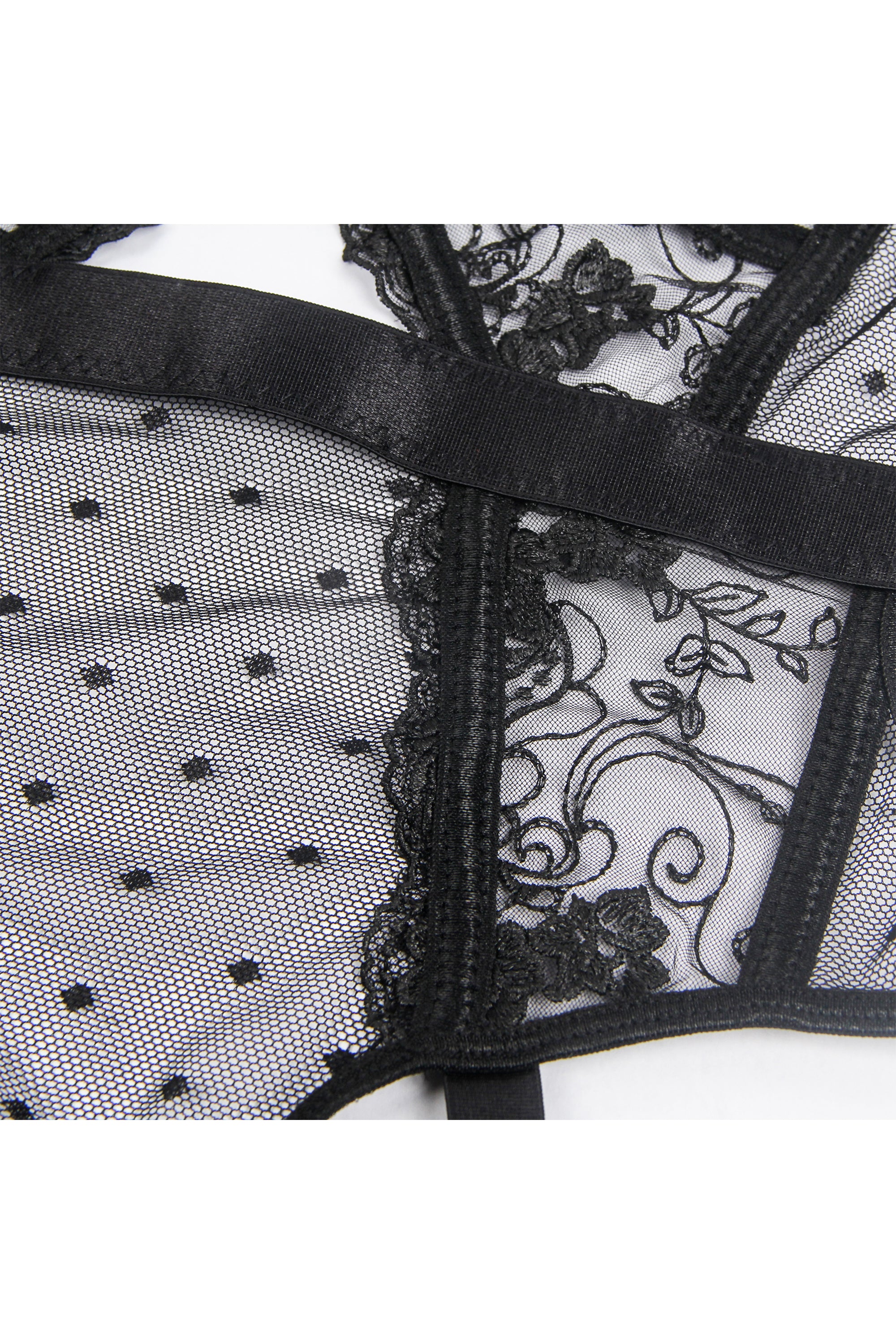 لانجري نسائي أسود مصنوع من خامة دانتيل فخمة بتصميم جذاب مفرغ من الأمام والجوانب ومزود بأربطة لتعديل المقاس.