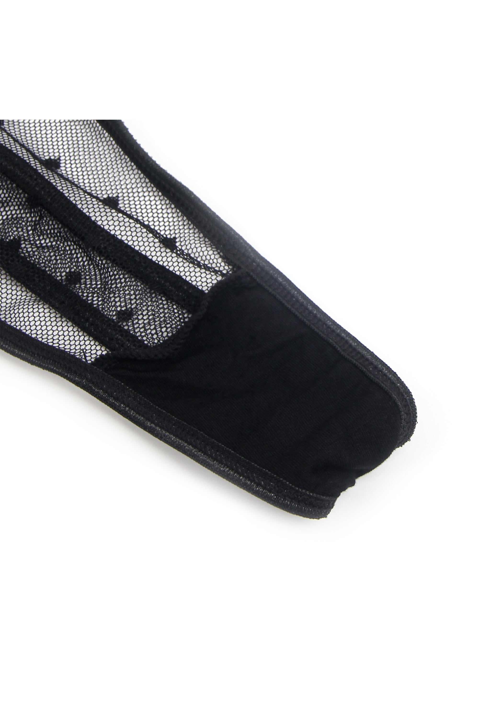 لانجري نسائي أسود مصنوع من خامة دانتيل فخمة بتصميم جذاب مفرغ من الأمام والجوانب ومزود بأربطة لتعديل المقاس.