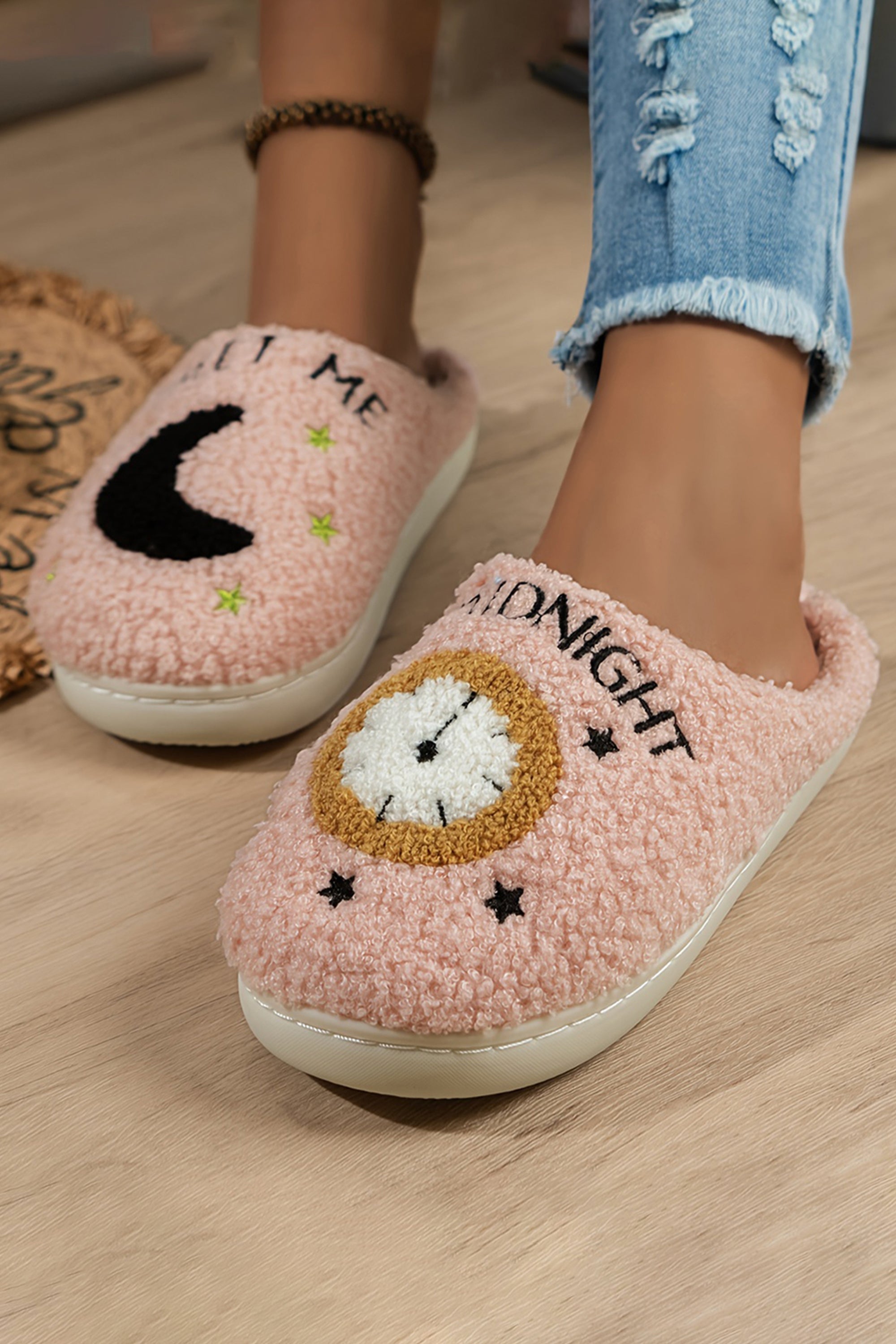 شبشب بيت تصميم قمر وساعة، مصنوع من فرو ناعم ويتميز بسهولة اللبس مع مانع للانزلاق.