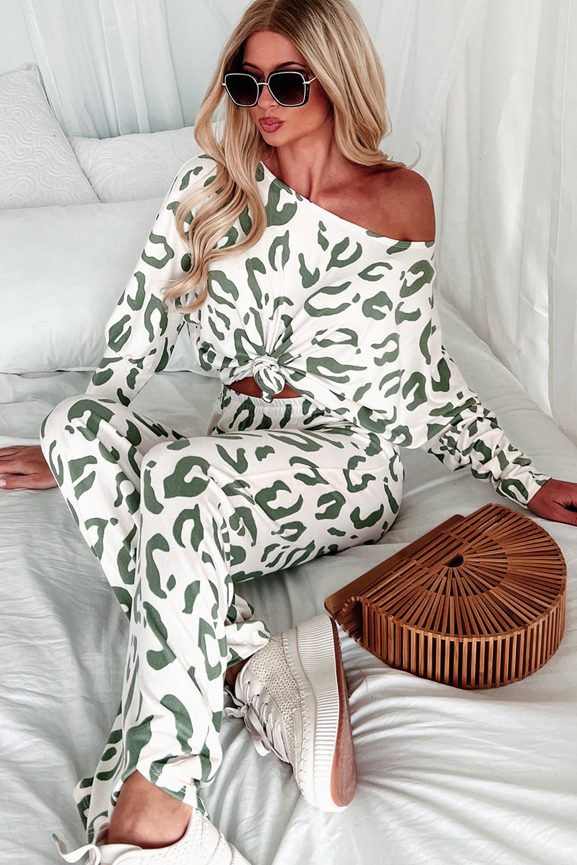 طقم نسائي مريح لون بيج وأخضر مع طبعة جلد النمر مكون من بلوزة كم طويل وبنطلون مريح.