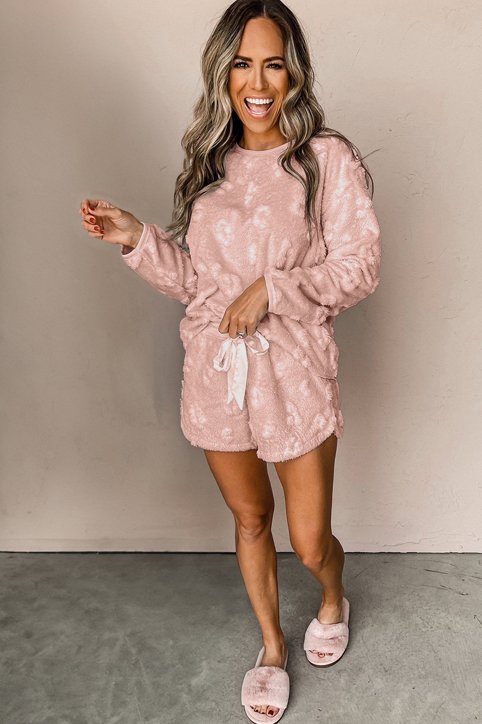 طقم شورت نسائي فرو تايغر، لون وردي فاتح. مكون من بلوزة كم طويل مع شورت.