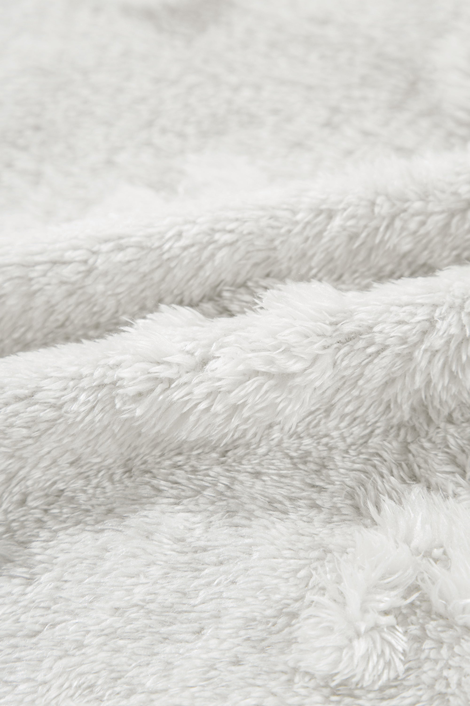 طقم شورت نسائي فرو مع نقشة جلد النمر النافرة، لون رمادي فاتح. مكون من بلوزة كم طويل مع شورت.