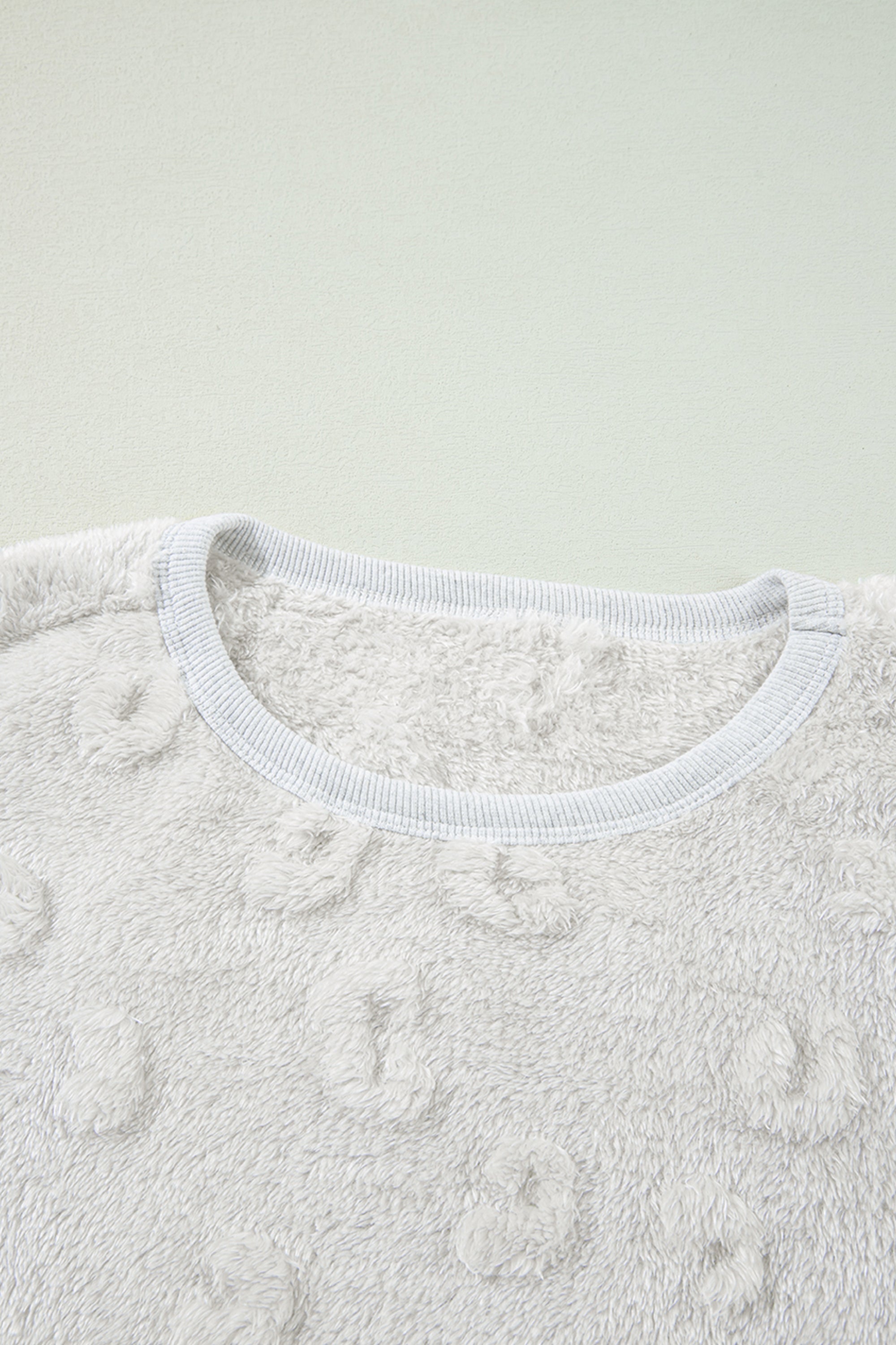 طقم شورت نسائي فرو مع نقشة جلد النمر النافرة، لون رمادي فاتح. مكون من بلوزة كم طويل مع شورت.