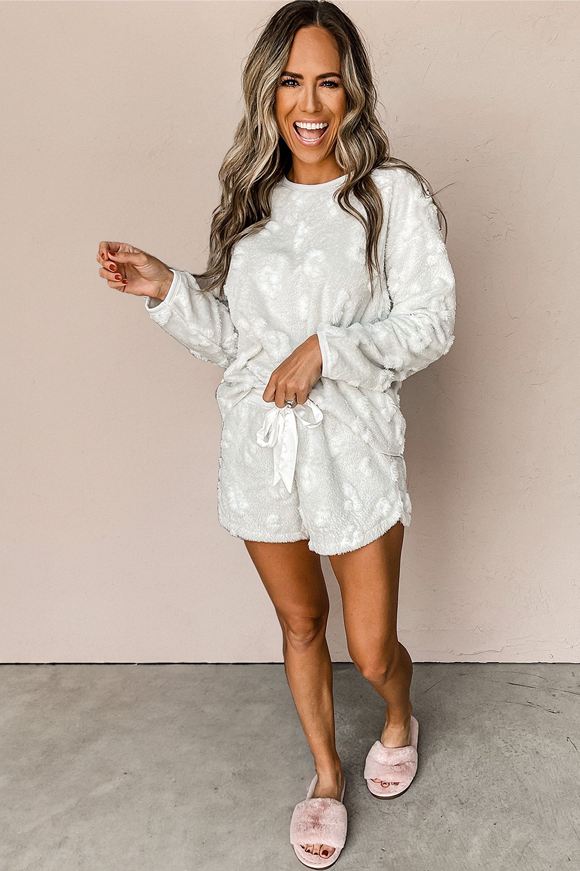 طقم شورت نسائي فرو مع نقشة جلد النمر النافرة، لون رمادي فاتح. مكون من بلوزة كم طويل مع شورت.