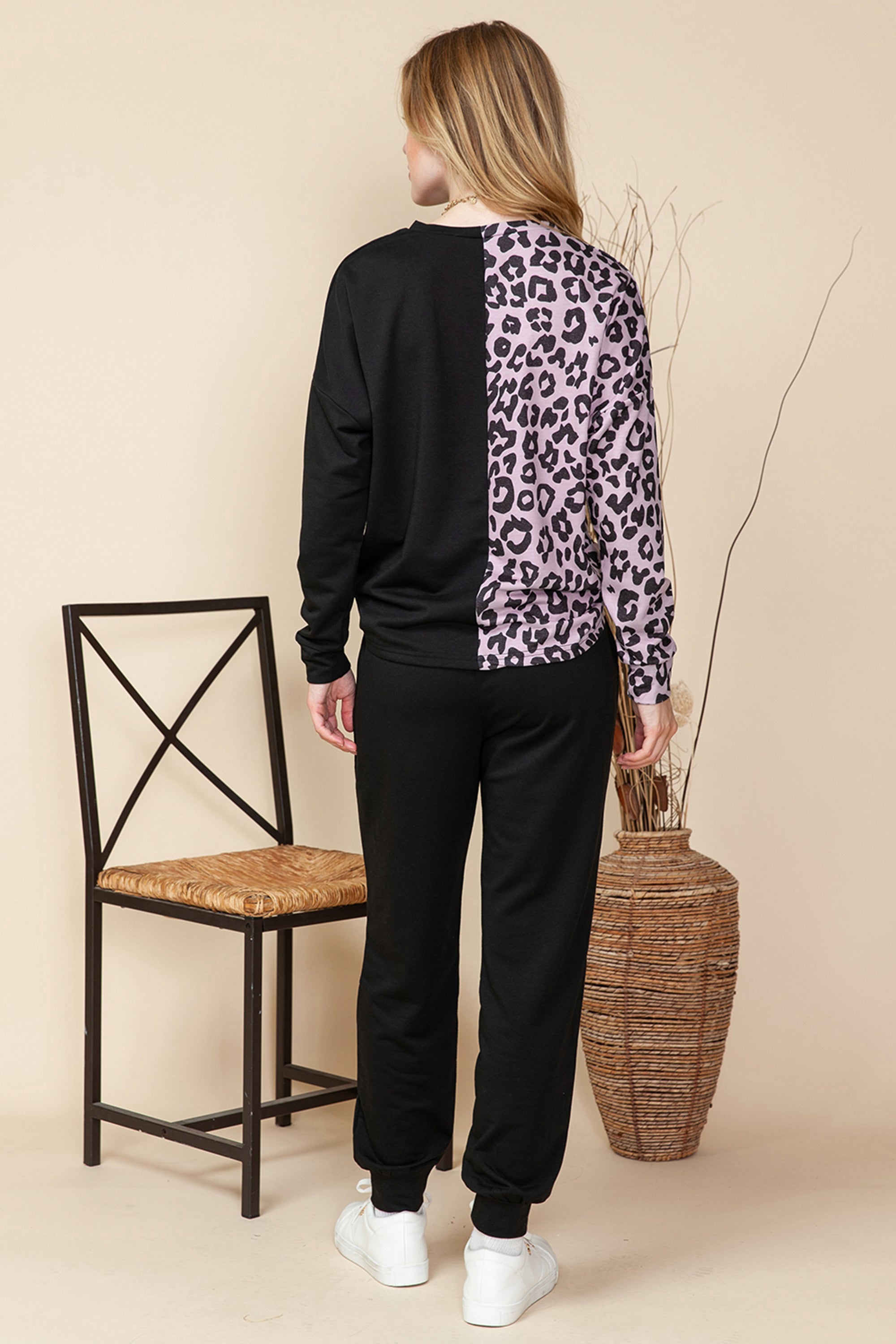 طقم كاجوال مكون من بلوزة بأكمام طويلة بنقشة النمر لون أسود وسروال رياضي مريح، يجمع بين الأناقة والراحة لإطلالات متعددة