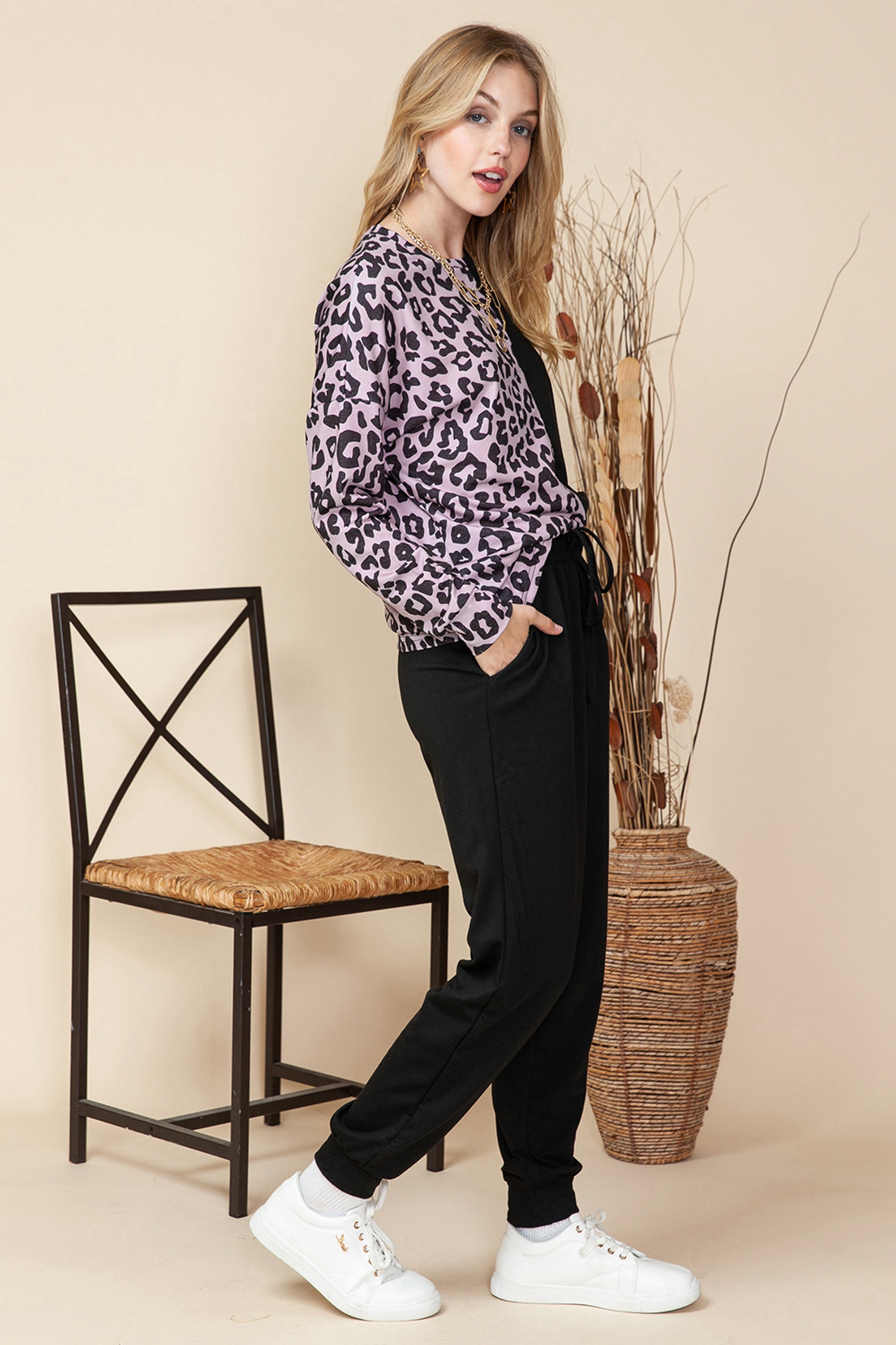 طقم كاجوال مكون من بلوزة بأكمام طويلة بنقشة النمر لون أسود وسروال رياضي مريح، يجمع بين الأناقة والراحة لإطلالات متعددة