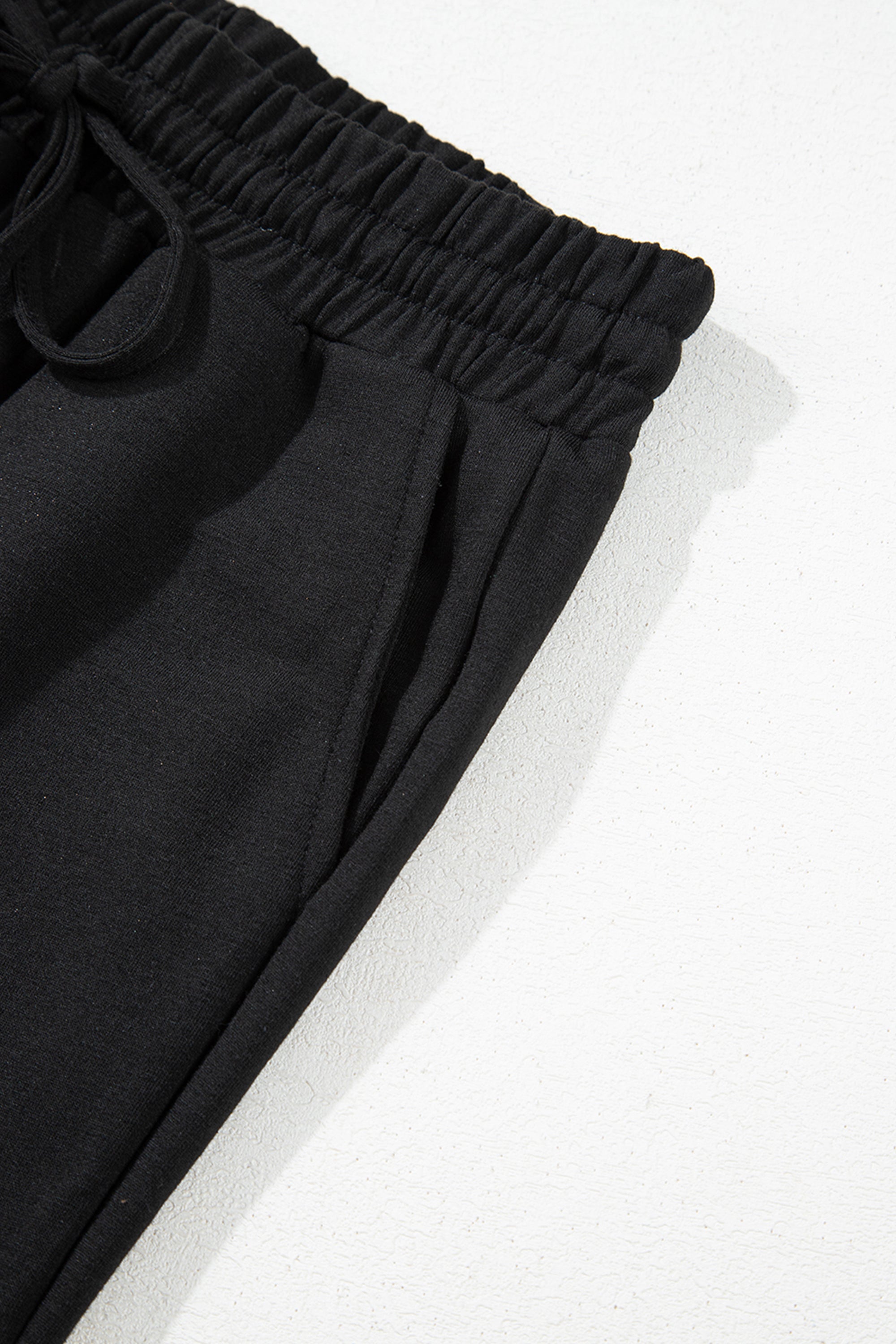 طقم كاجوال مكون من بلوزة بأكمام طويلة بنقشة النمر لون أسود وسروال رياضي مريح، يجمع بين الأناقة والراحة لإطلالات متعددة