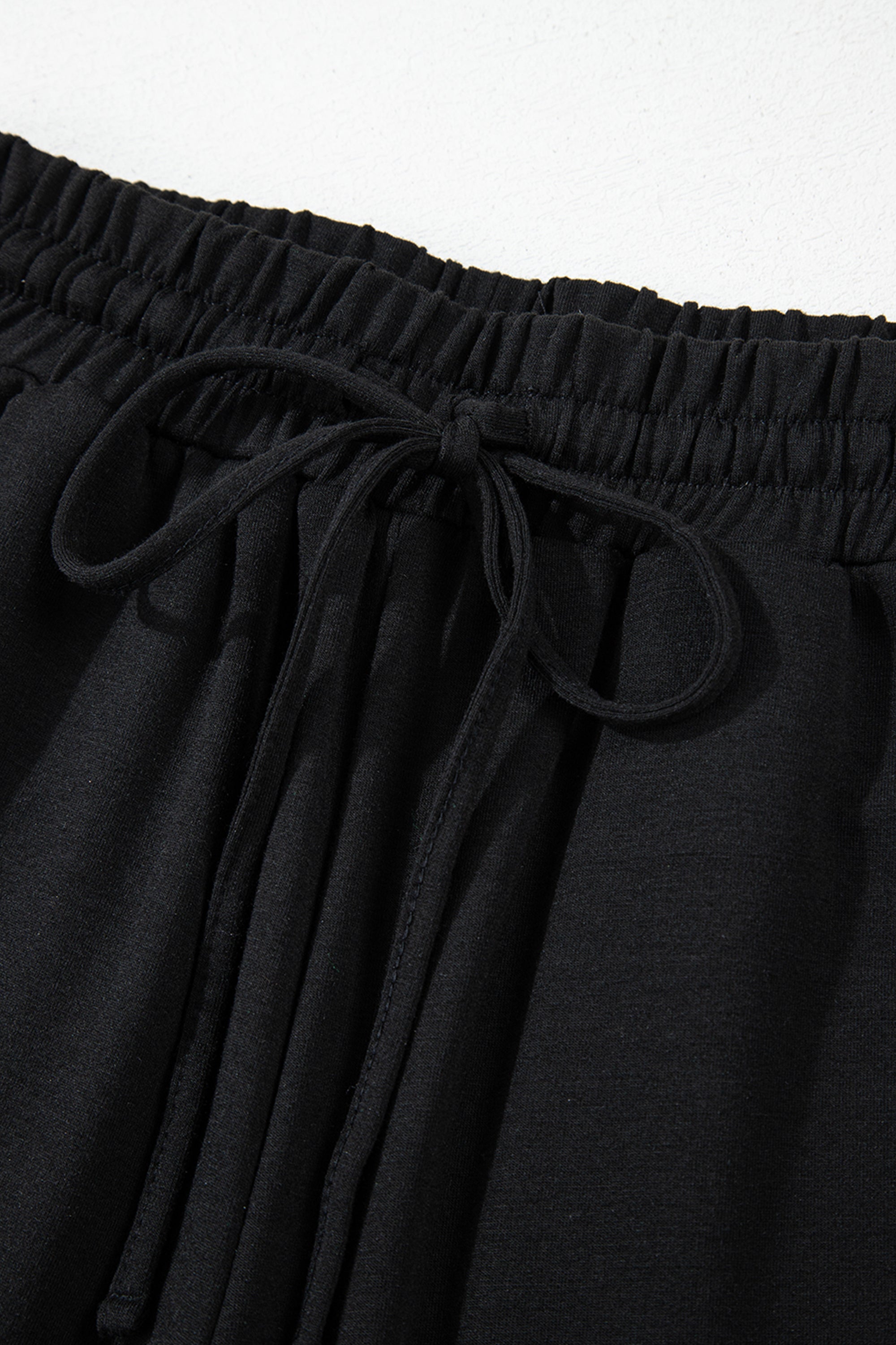 طقم كاجوال مكون من بلوزة بأكمام طويلة بنقشة النمر لون أسود وسروال رياضي مريح، يجمع بين الأناقة والراحة لإطلالات متعددة