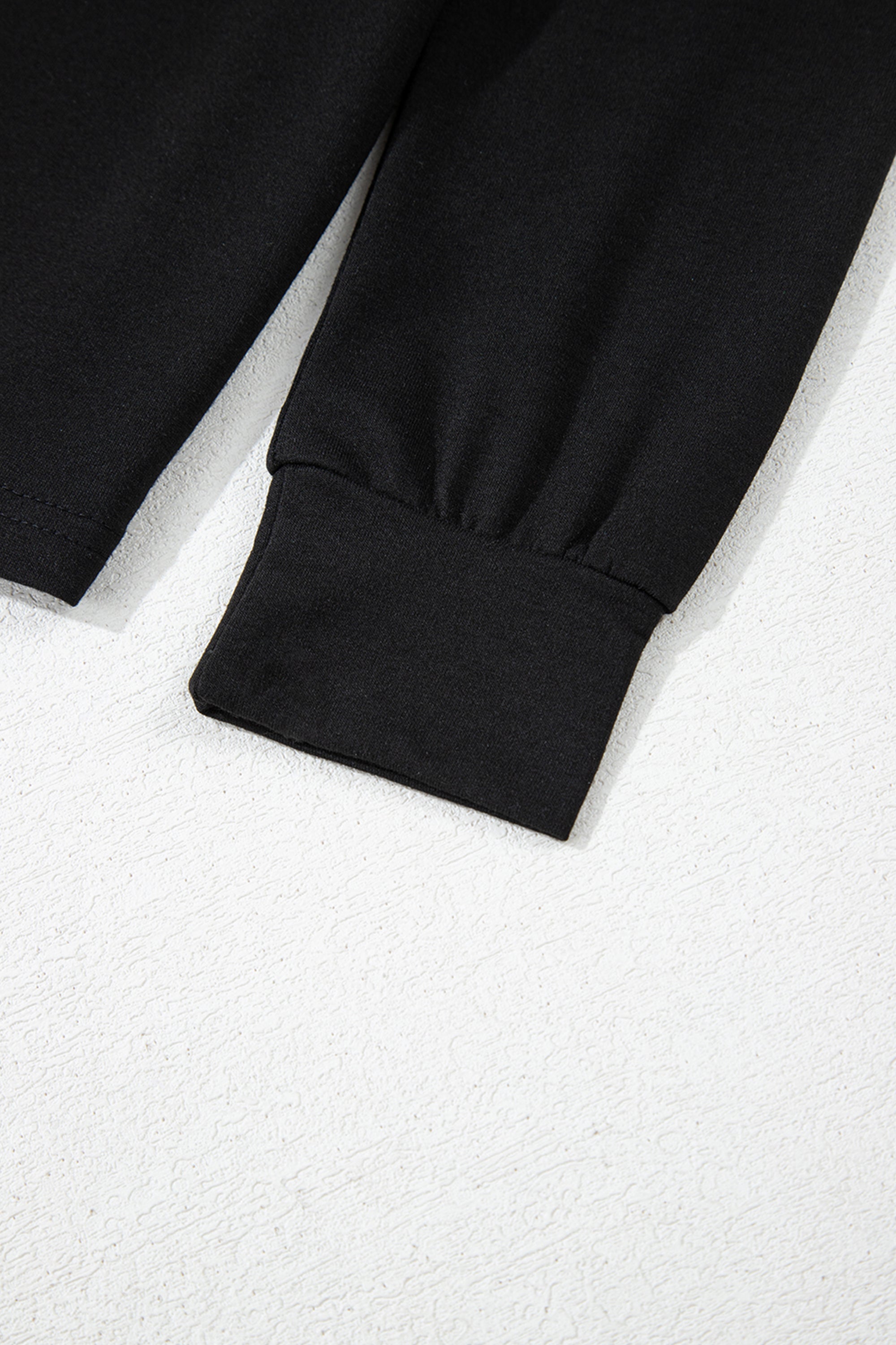 طقم كاجوال مكون من بلوزة بأكمام طويلة بنقشة النمر لون أسود وسروال رياضي مريح، يجمع بين الأناقة والراحة لإطلالات متعددة