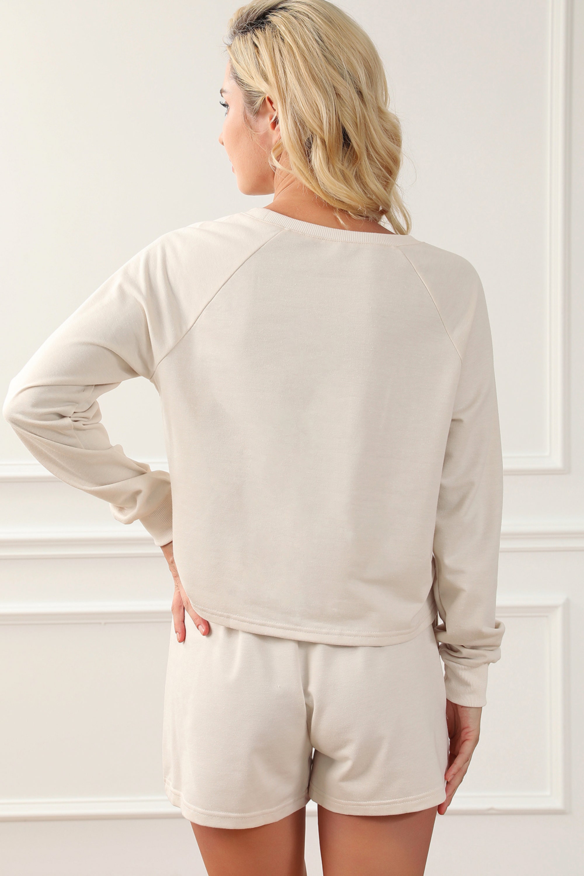 بيجاما مرحة مكونة من بلوزة بأكمام طويلة وشورت متناسق مع جيوب. مطبوع عليها عبارة مرحة معناها ”الزوجة الونيسة“.