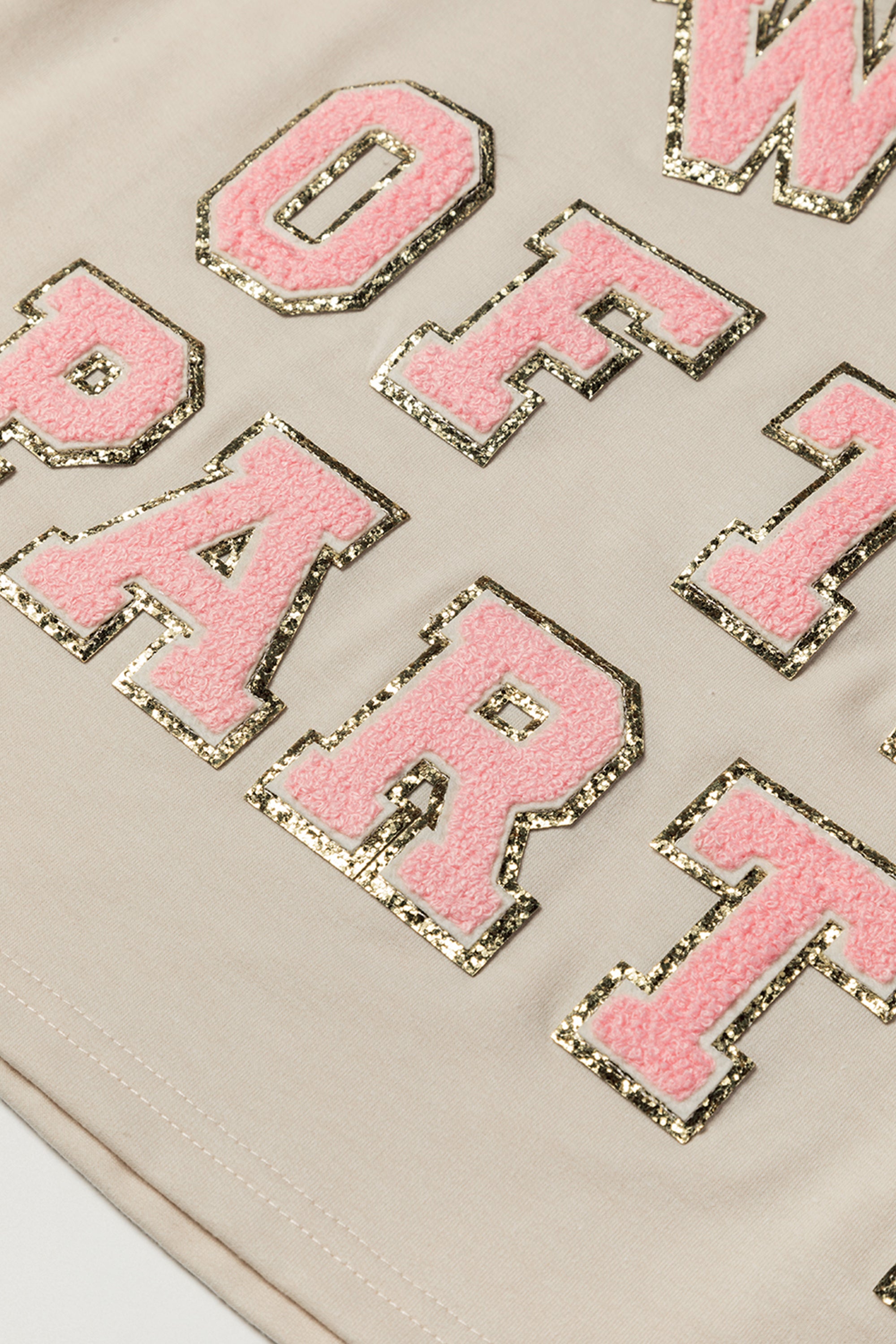 بيجاما مرحة مكونة من بلوزة بأكمام طويلة وشورت متناسق مع جيوب. مطبوع عليها عبارة مرحة معناها ”الزوجة الونيسة“.