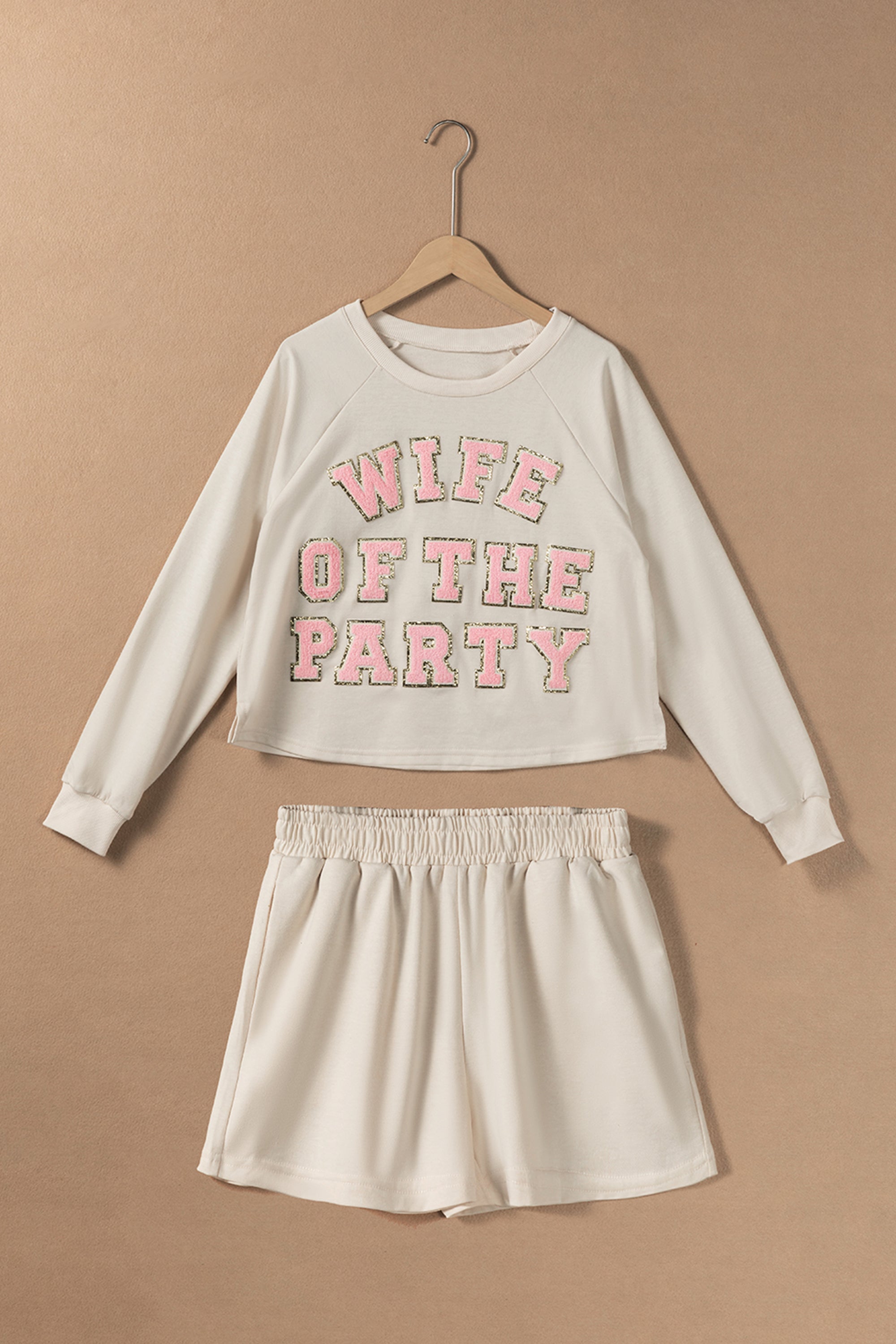 بيجاما مرحة مكونة من بلوزة بأكمام طويلة وشورت متناسق مع جيوب. مطبوع عليها عبارة مرحة معناها ”الزوجة الونيسة“.