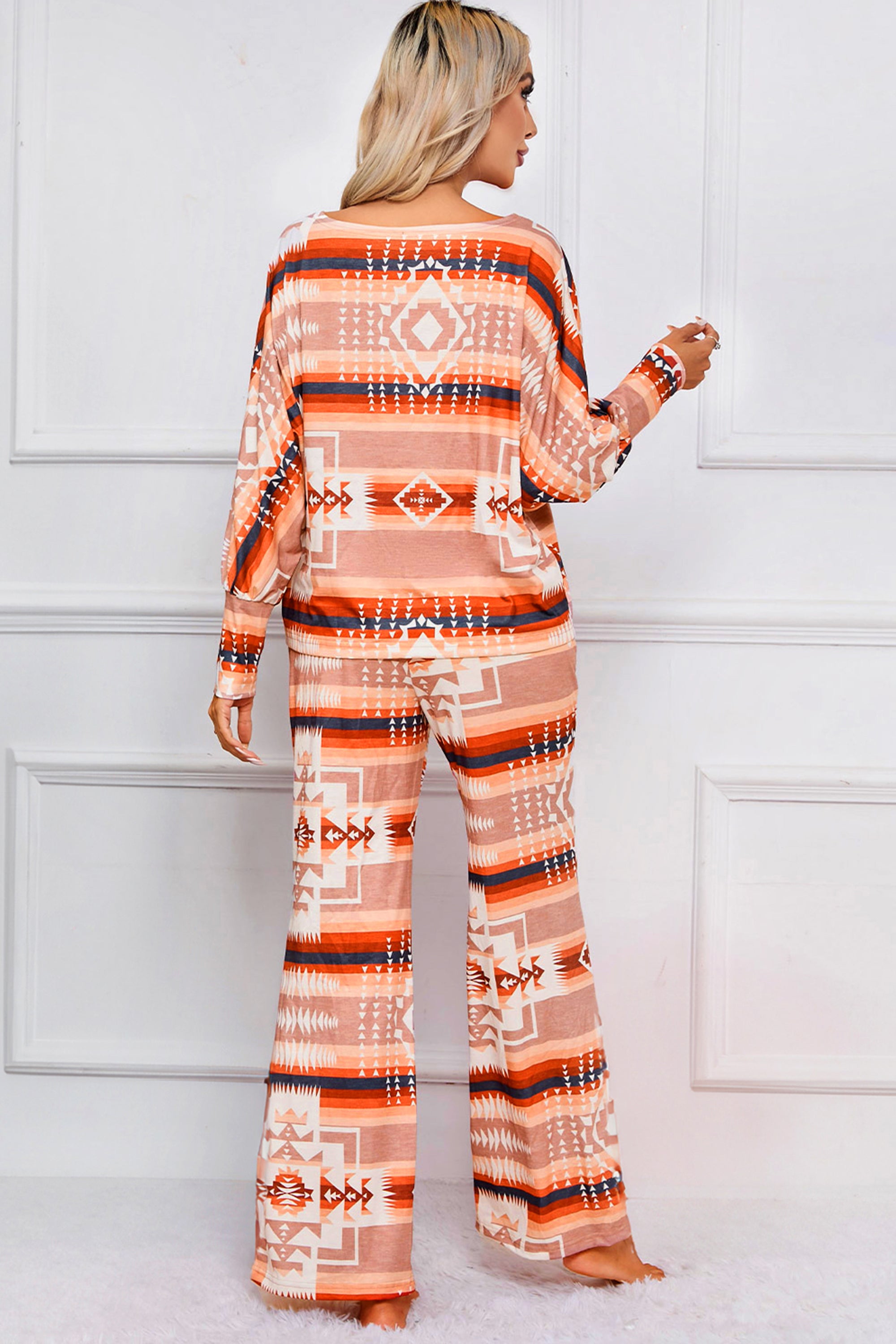 بيجاما بنطلون وبلوزة لون بيج وتدرجات البني طبعة آزتيك مثالية للارتداء اليومي و للزيارات غير الرسمية.