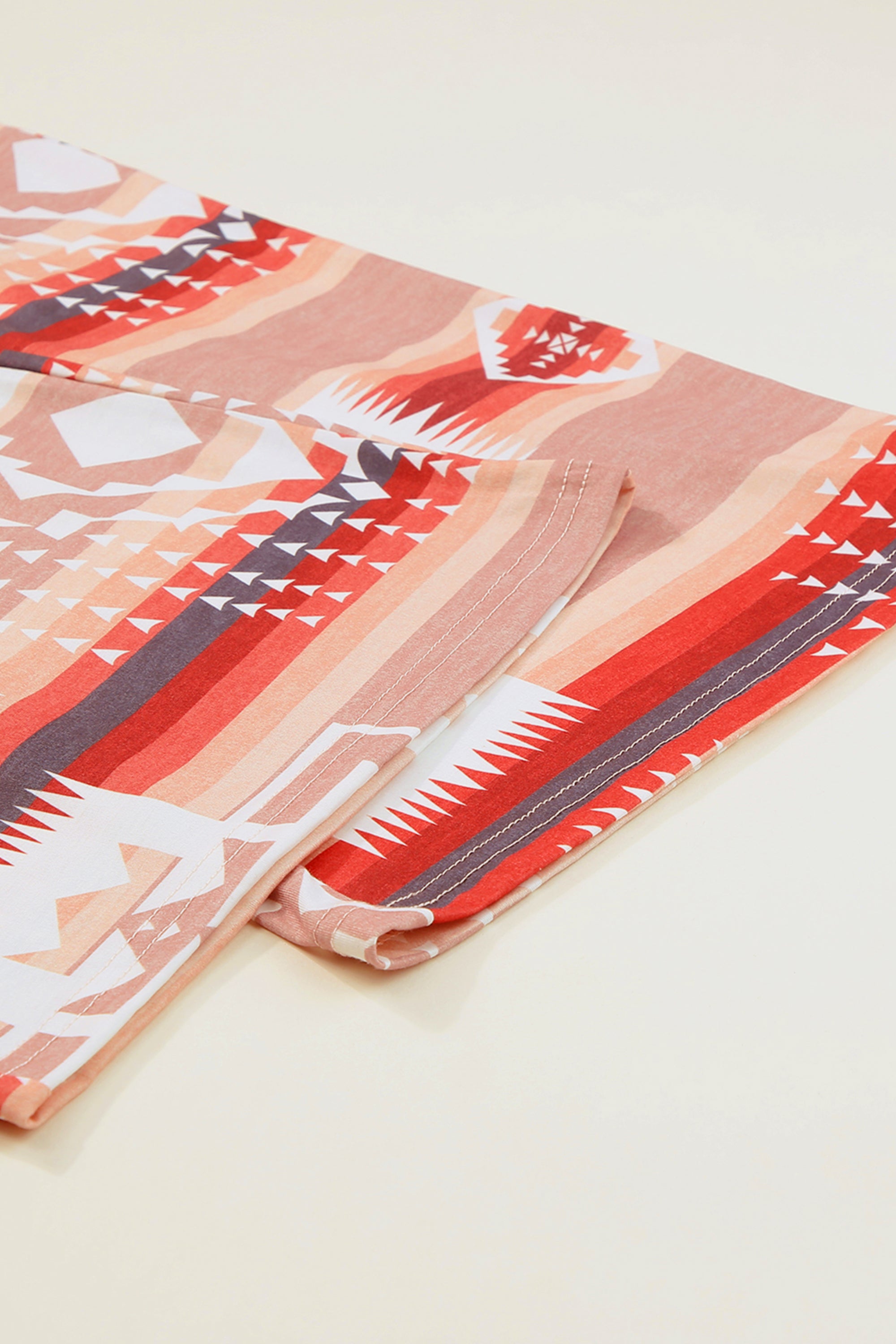 بيجاما بنطلون وبلوزة لون بيج وتدرجات البني طبعة آزتيك مثالية للارتداء اليومي و للزيارات غير الرسمية.