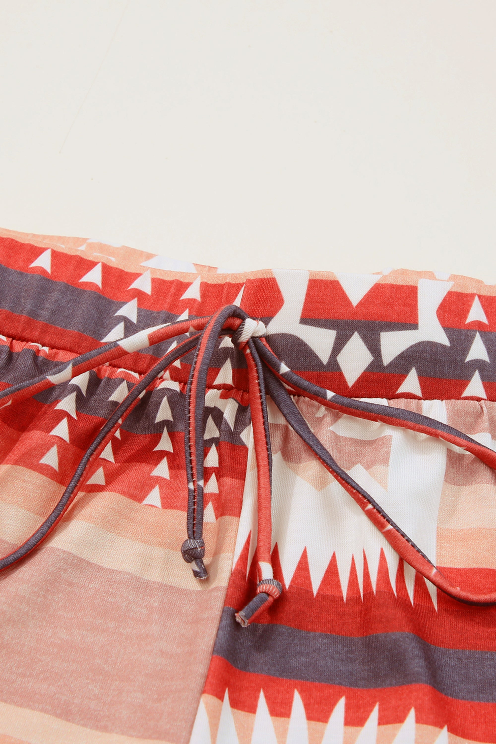 بيجاما بنطلون وبلوزة لون بيج وتدرجات البني طبعة آزتيك مثالية للارتداء اليومي و للزيارات غير الرسمية.