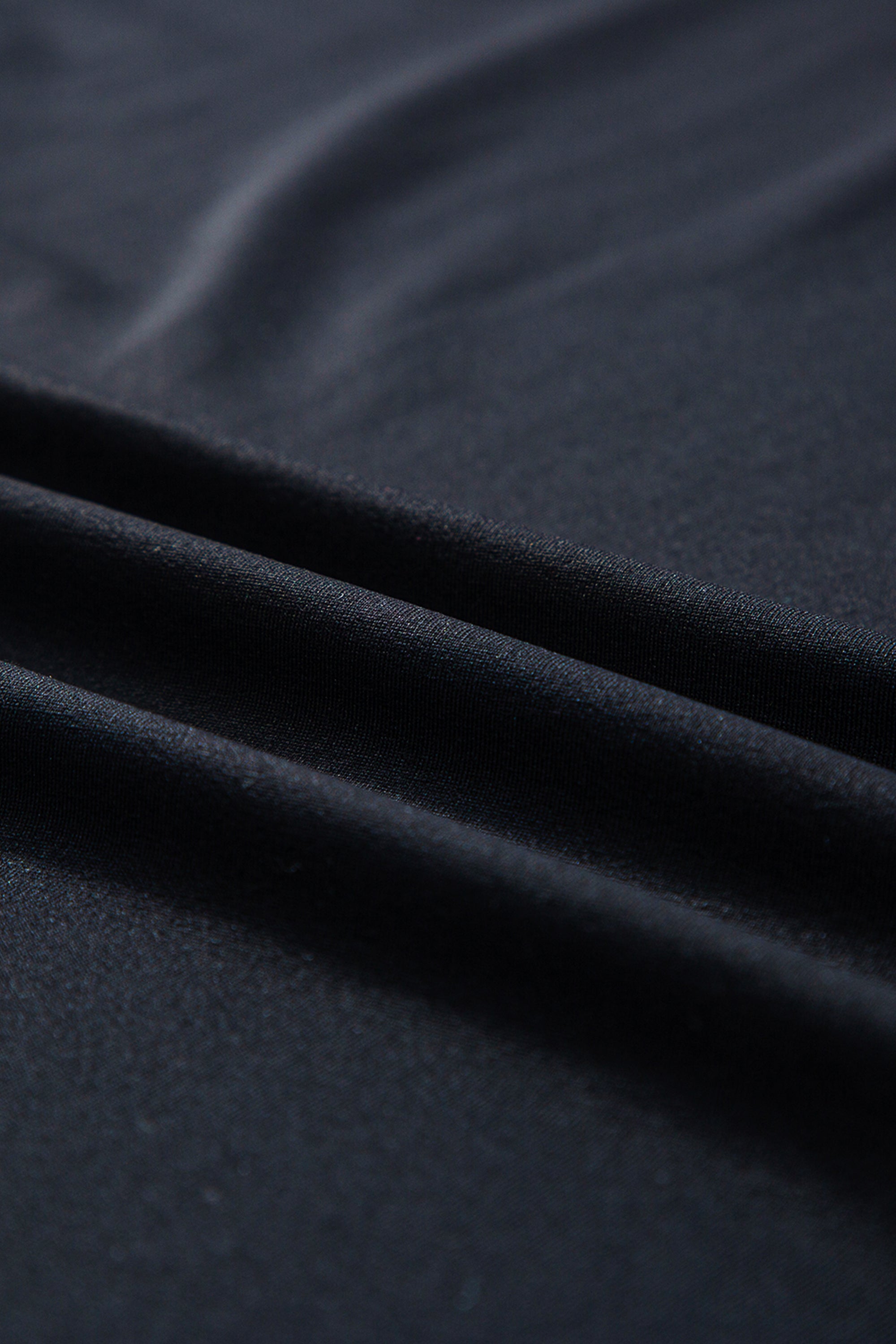 طقم مميز لإطلالة رياضية مذهلة مكون من تيشيرت كاجوال وبنطلون مع حبل لتعديل مقاس الخصر. اللون، أسود مع خطوط جانبية بيضاء.