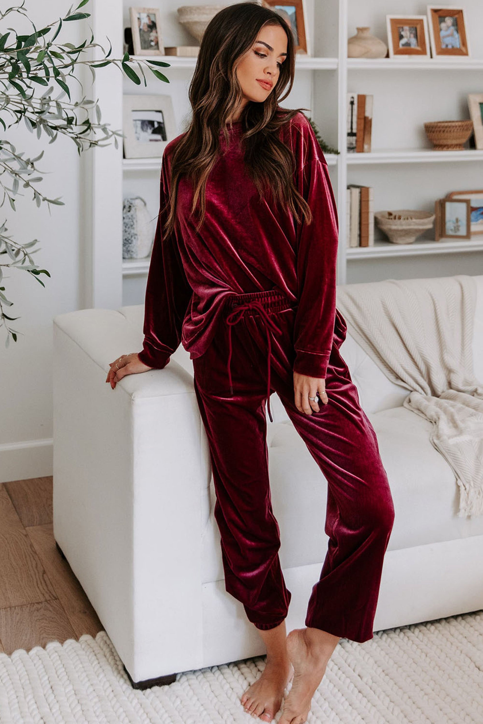 امرأة في البيت لابسه بيجاما مخمل لونها عنابي