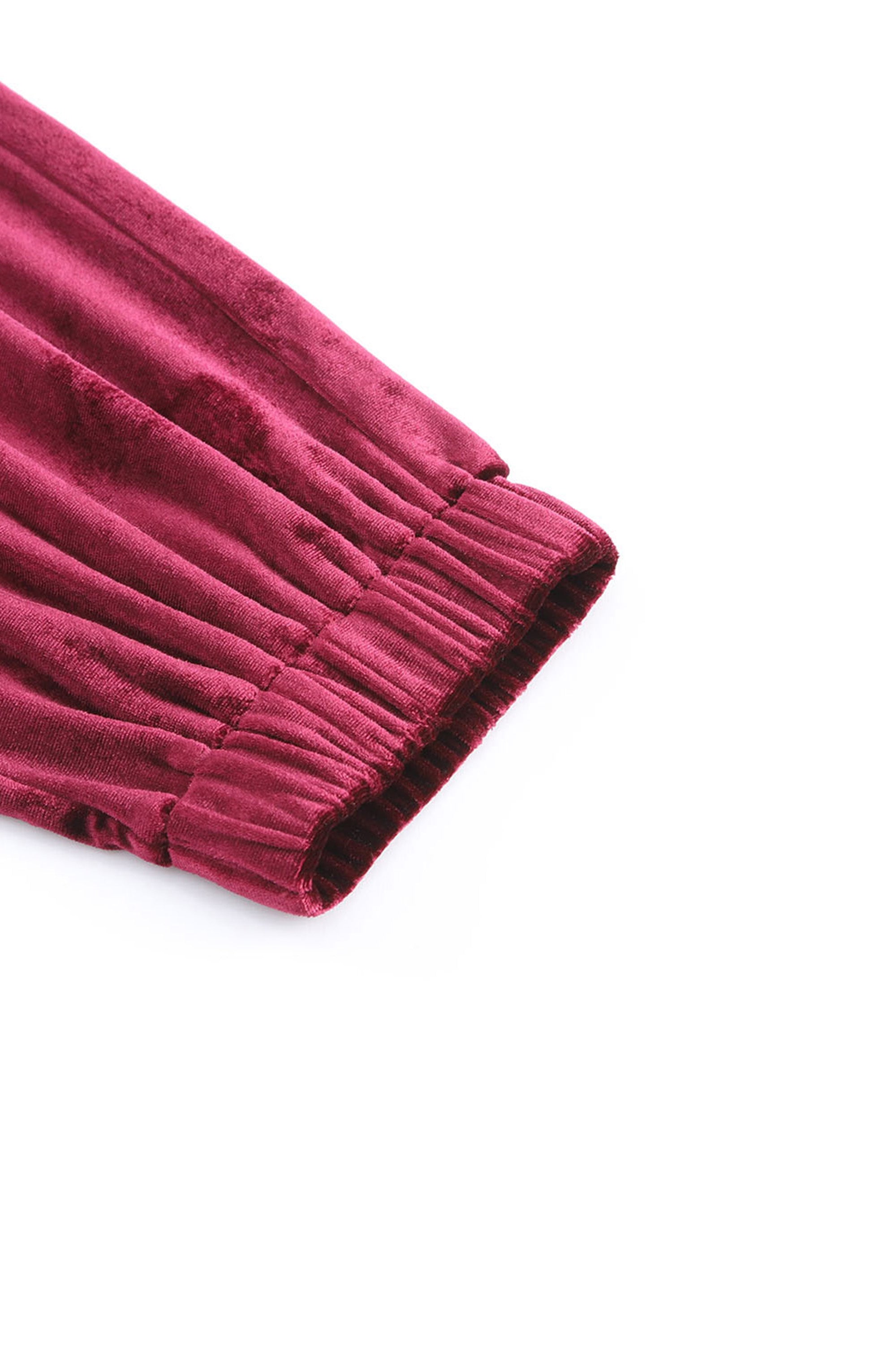 امرأة في البيت لابسه بيجاما مخمل لونها عنابي