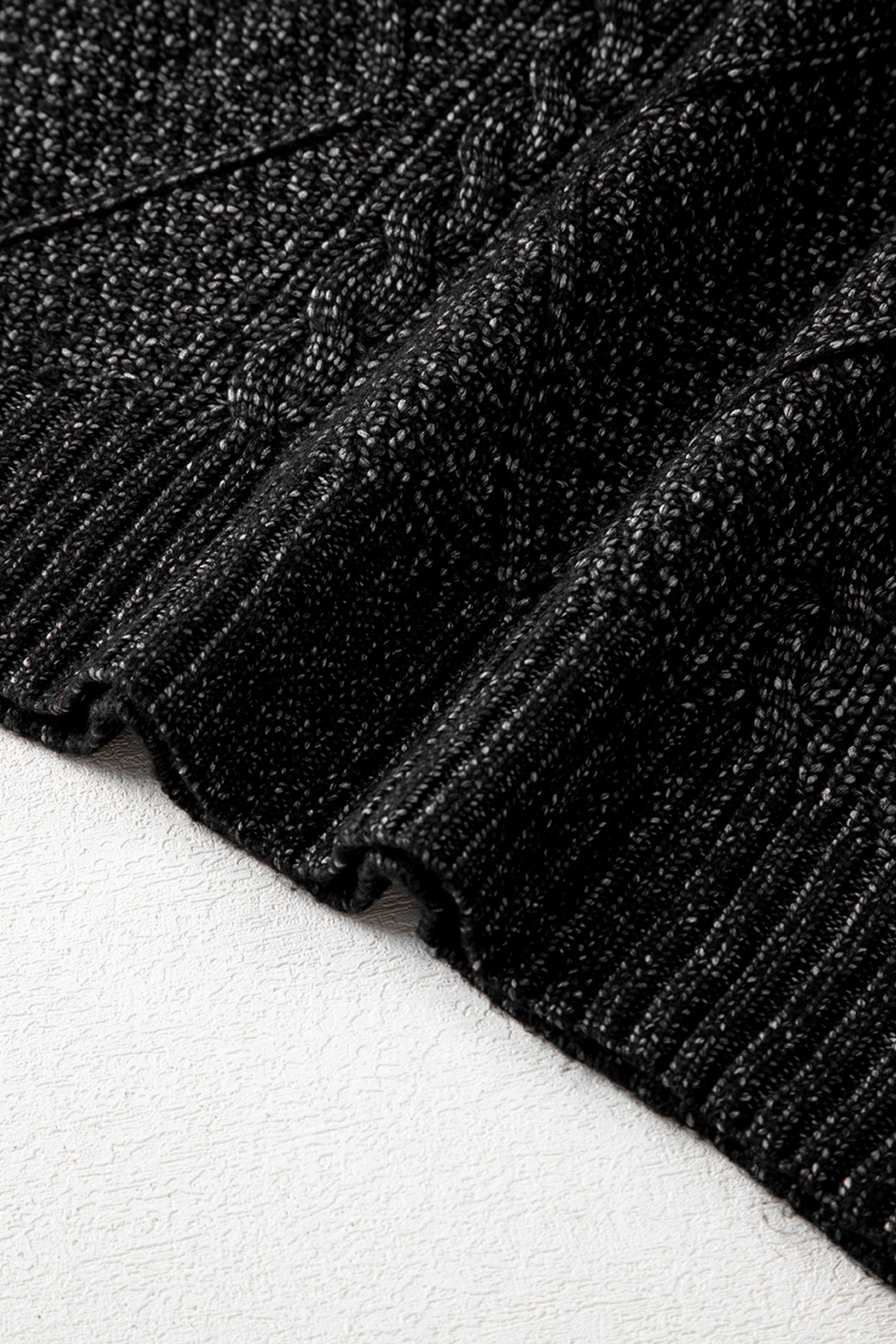 فستان صوف أسود نقشة ضفائر ومربعات كلاسيكية، يتميز بتصميم أكتاف منسدلة، وموديل فضفاض يبرز جمال الجسم، عصري وراقي ومثالي لأي مناسبة.