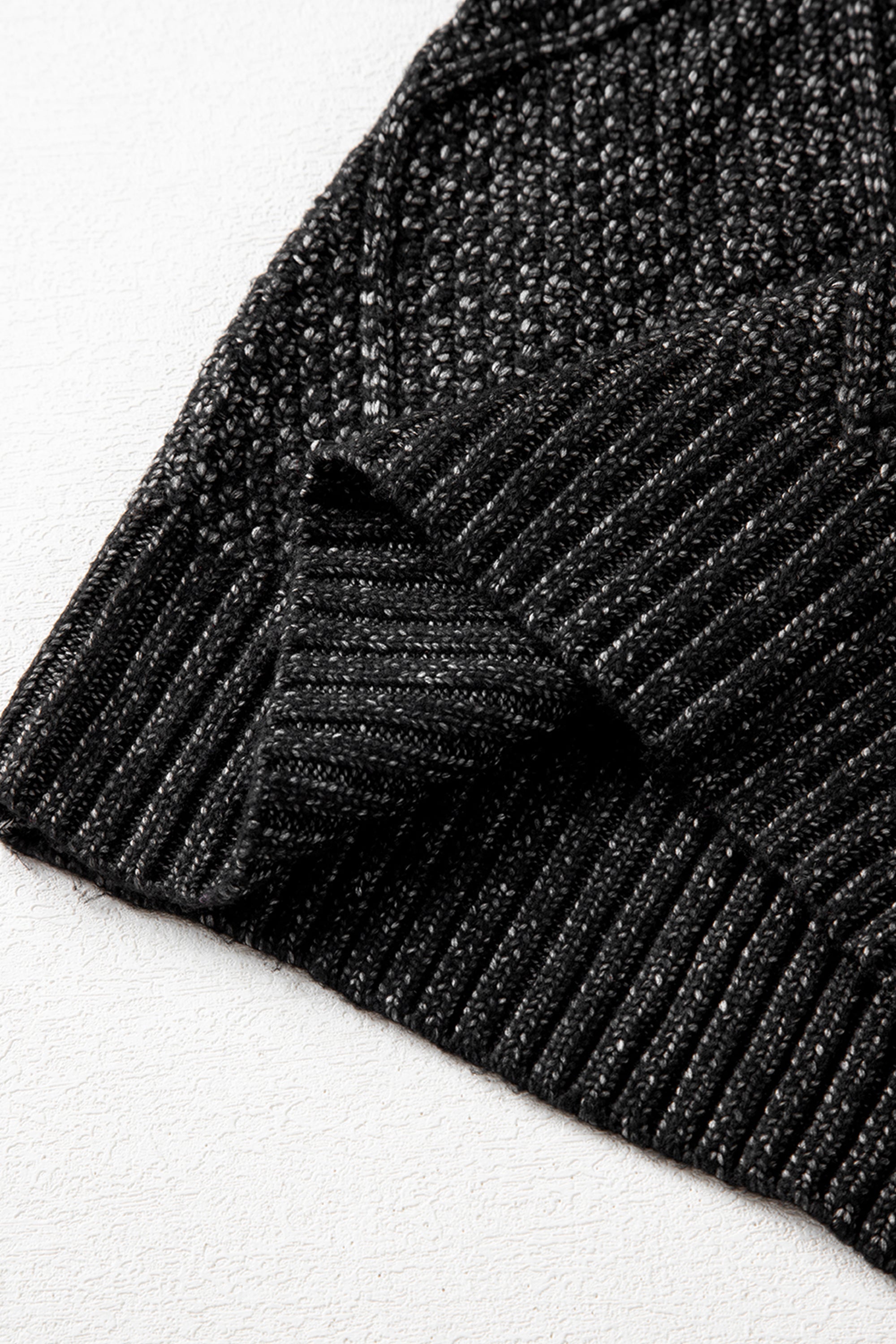 فستان صوف أسود نقشة ضفائر ومربعات كلاسيكية، يتميز بتصميم أكتاف منسدلة، وموديل فضفاض يبرز جمال الجسم، عصري وراقي ومثالي لأي مناسبة.