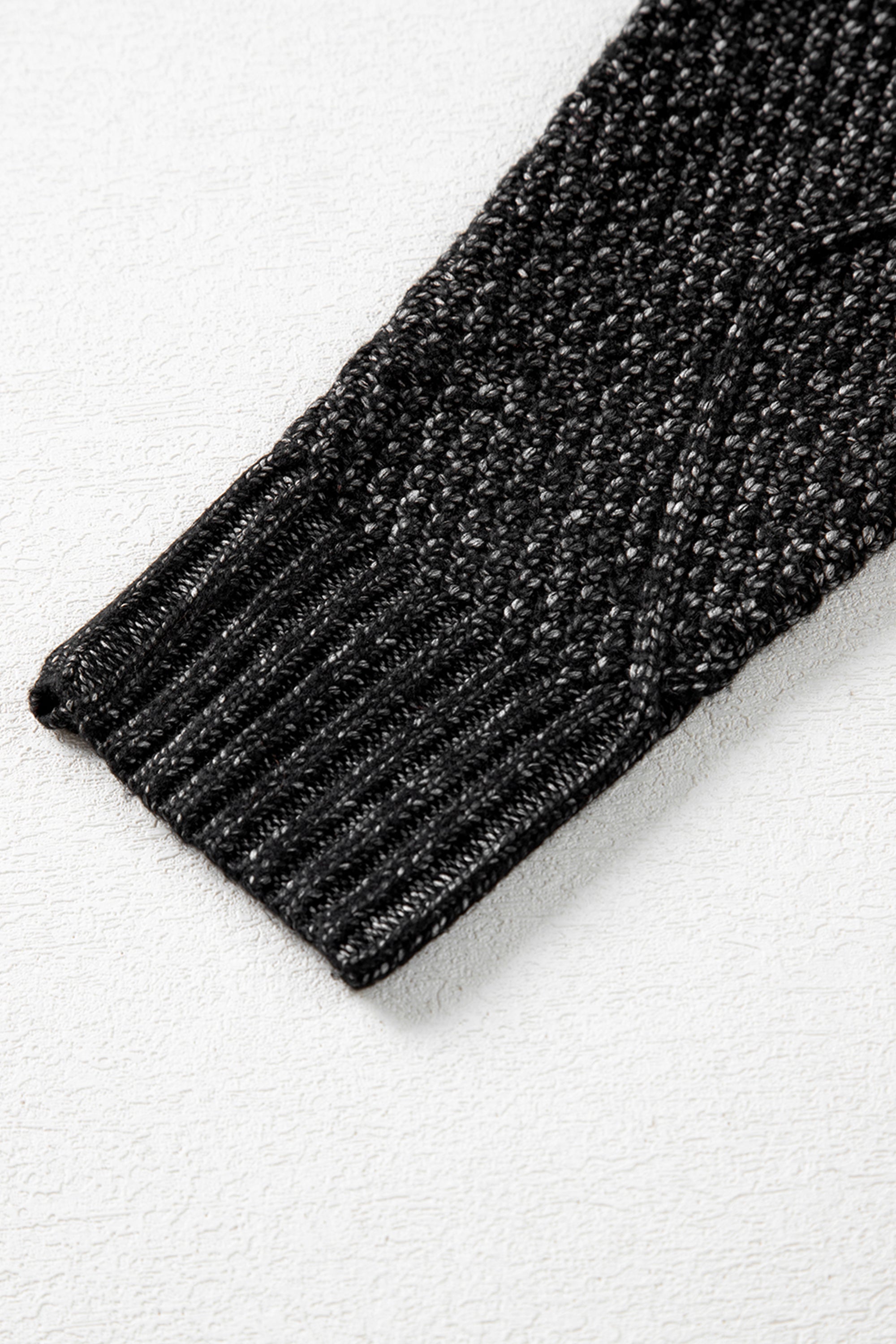 فستان صوف أسود نقشة ضفائر ومربعات كلاسيكية، يتميز بتصميم أكتاف منسدلة، وموديل فضفاض يبرز جمال الجسم، عصري وراقي ومثالي لأي مناسبة.