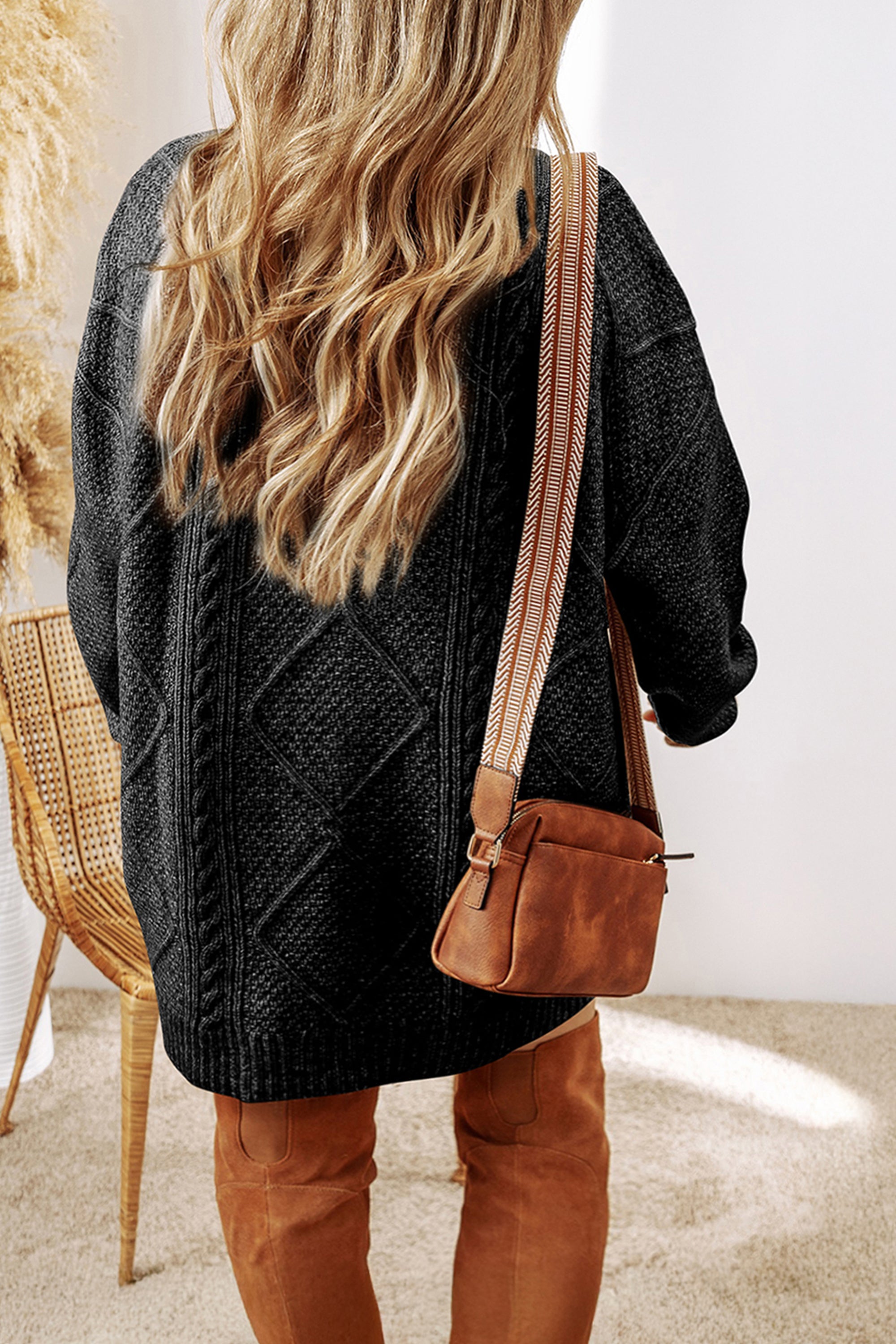 فستان صوف أسود نقشة ضفائر ومربعات كلاسيكية، يتميز بتصميم أكتاف منسدلة، وموديل فضفاض يبرز جمال الجسم، عصري وراقي ومثالي لأي مناسبة.