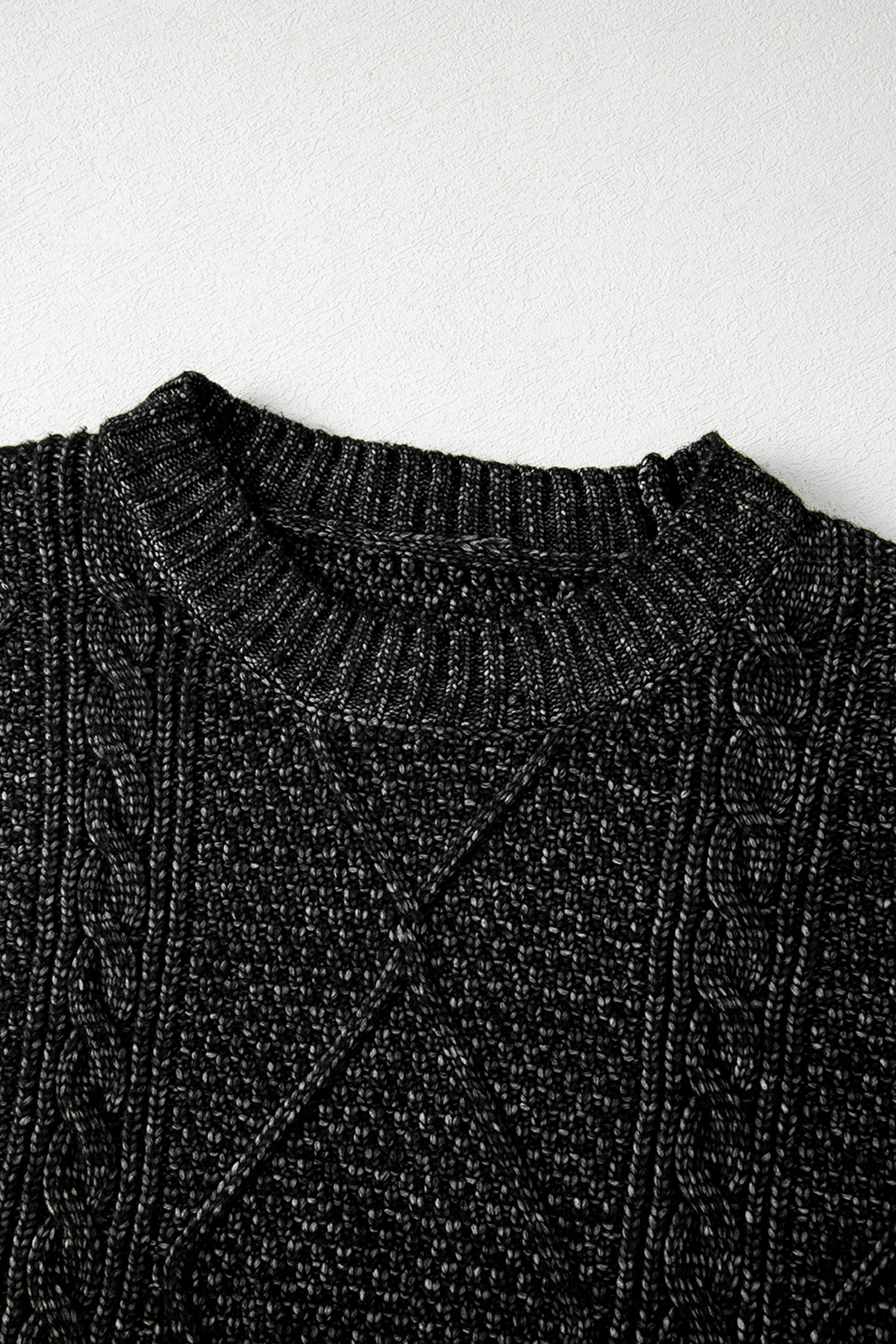 فستان صوف أسود نقشة ضفائر ومربعات كلاسيكية، يتميز بتصميم أكتاف منسدلة، وموديل فضفاض يبرز جمال الجسم، عصري وراقي ومثالي لأي مناسبة.