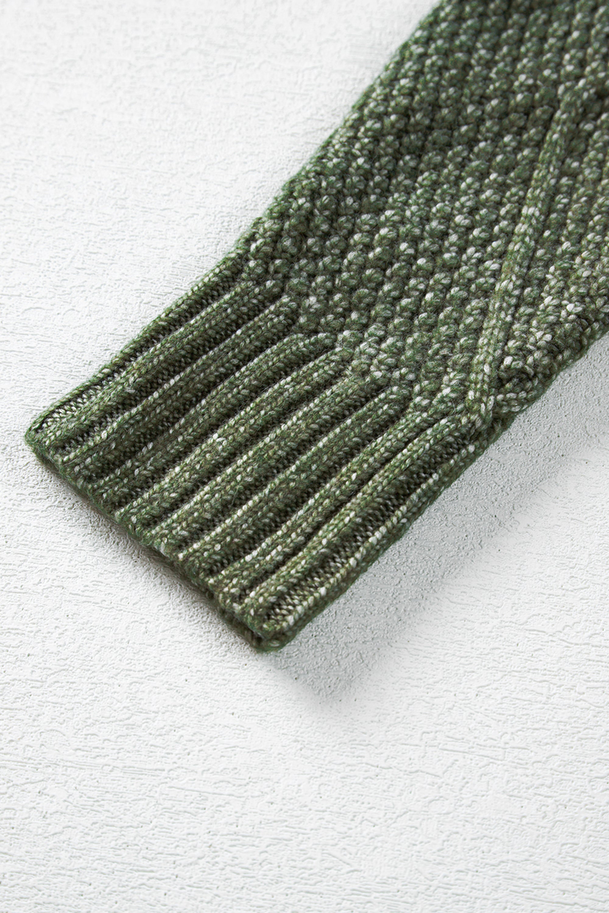 فستان صوف أخضر نقشة ضفائر ومربعات كلاسيكية، يتميز بتصميم أكتاف منسدلة، وموديل فضفاض يبرز جمال الجسم، عصري وراقي ومثالي لأي مناسبة.