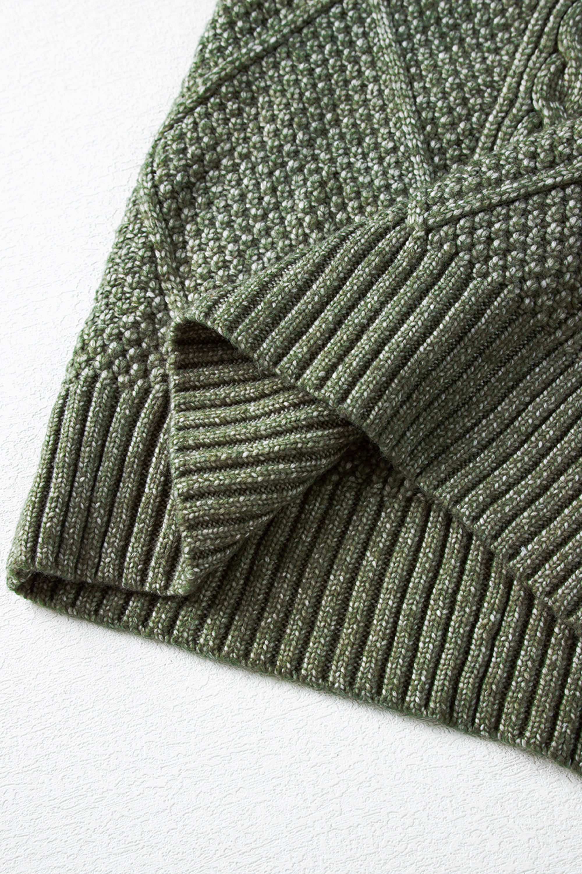 فستان صوف أخضر نقشة ضفائر ومربعات كلاسيكية، يتميز بتصميم أكتاف منسدلة، وموديل فضفاض يبرز جمال الجسم، عصري وراقي ومثالي لأي مناسبة.