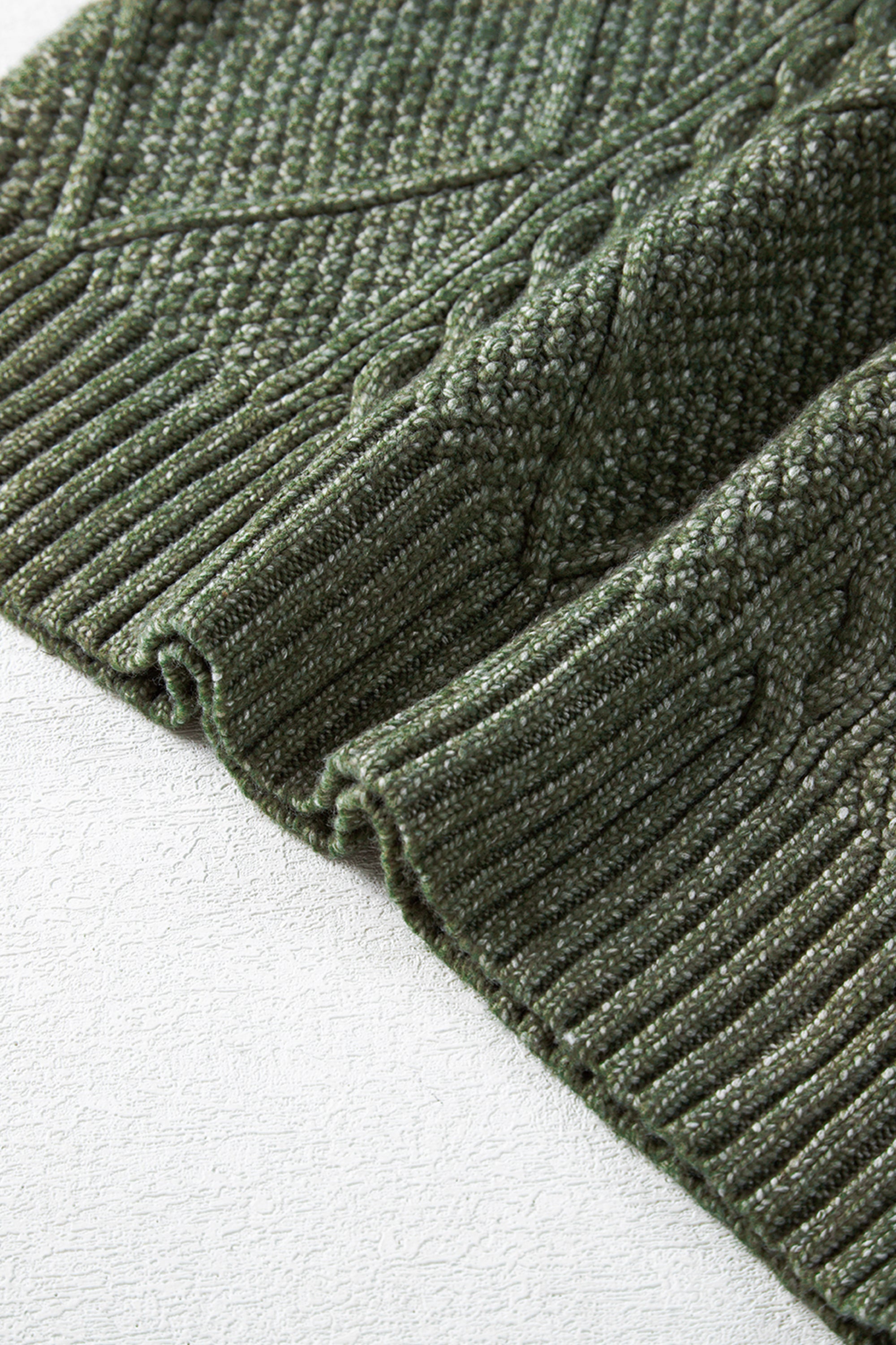 فستان صوف أخضر نقشة ضفائر ومربعات كلاسيكية، يتميز بتصميم أكتاف منسدلة، وموديل فضفاض يبرز جمال الجسم، عصري وراقي ومثالي لأي مناسبة.