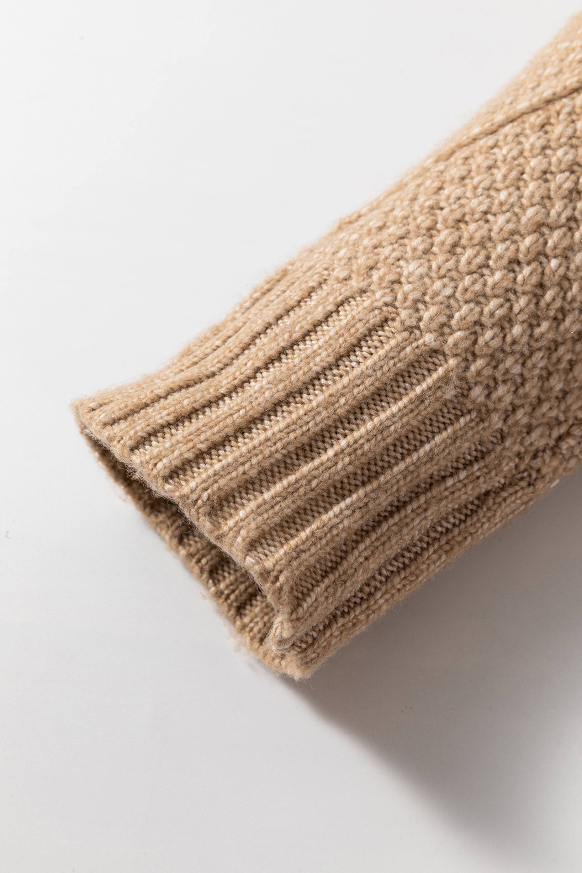 فستان صوف بيج نقشة ضفائر ومربعات كلاسيكية، يتميز بتصميم أكتاف منسدلة، وموديل فضفاض يبرز جمال الجسم، عصري وراقي ومثالي لأي مناسبة.