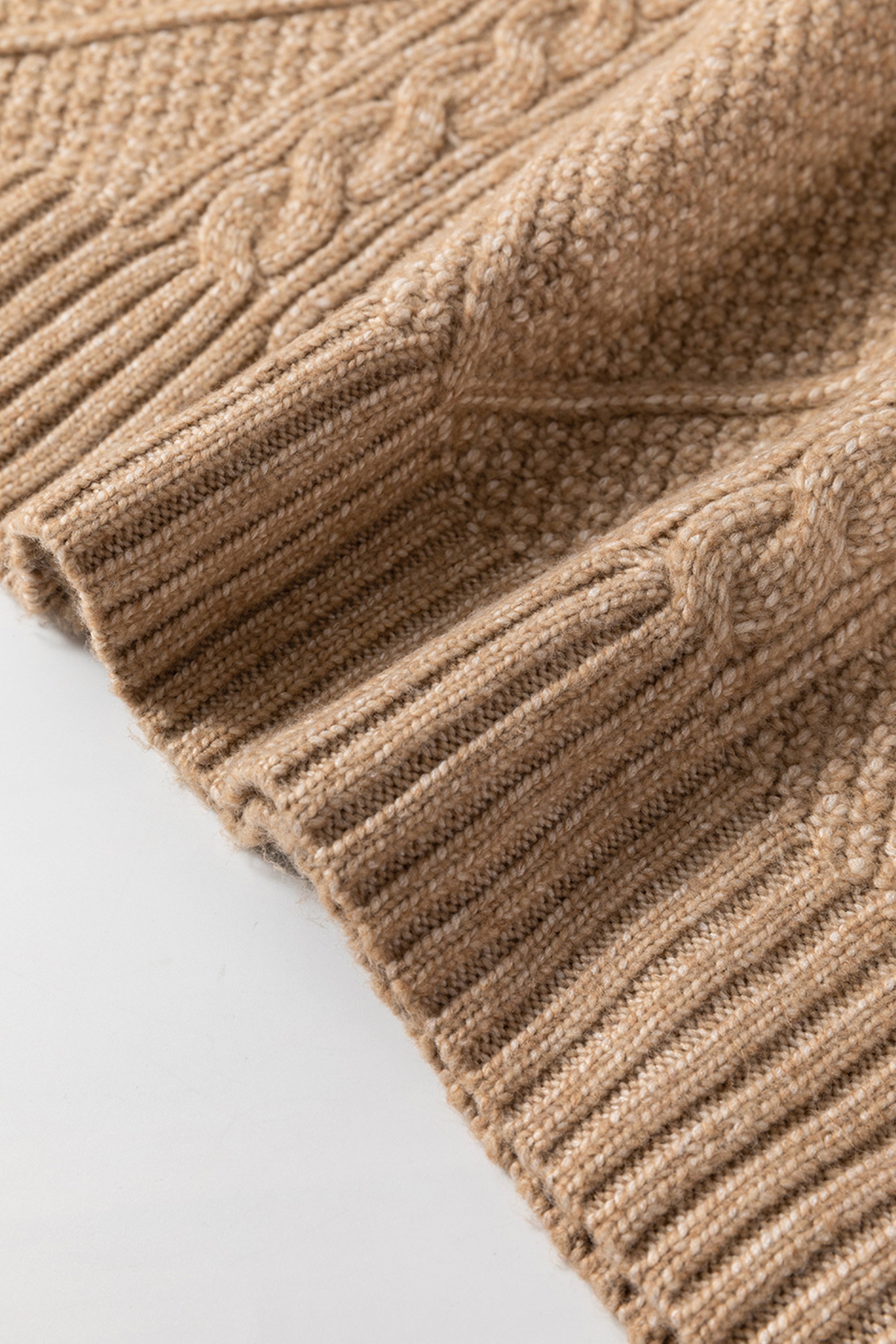 فستان صوف بيج نقشة ضفائر ومربعات كلاسيكية، يتميز بتصميم أكتاف منسدلة، وموديل فضفاض يبرز جمال الجسم، عصري وراقي ومثالي لأي مناسبة.