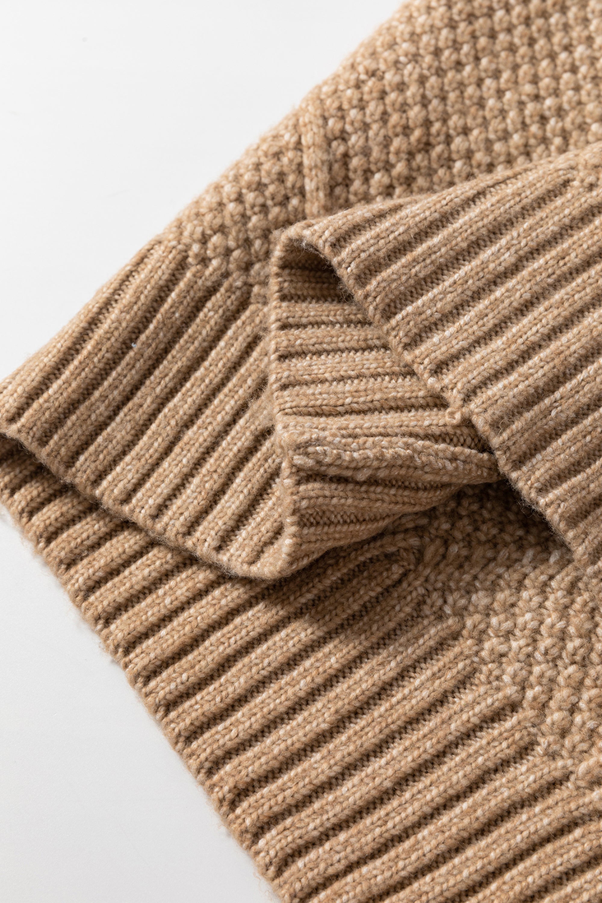 فستان صوف بيج نقشة ضفائر ومربعات كلاسيكية، يتميز بتصميم أكتاف منسدلة، وموديل فضفاض يبرز جمال الجسم، عصري وراقي ومثالي لأي مناسبة.