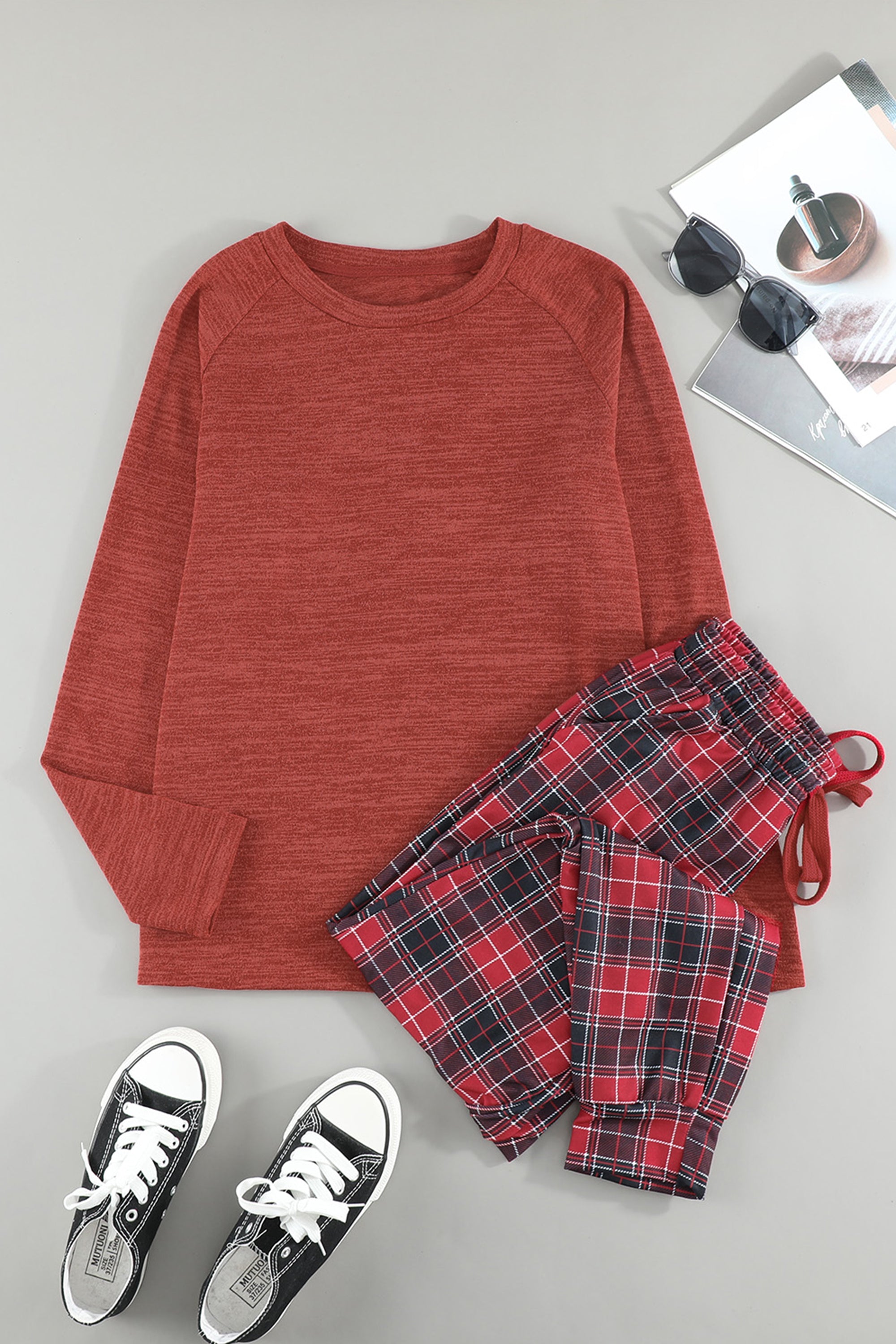 ملابس نسائية بيجاما كريسماس بلوزة كم طويل ساده مع بنطلون نقش مربعات لون احمر