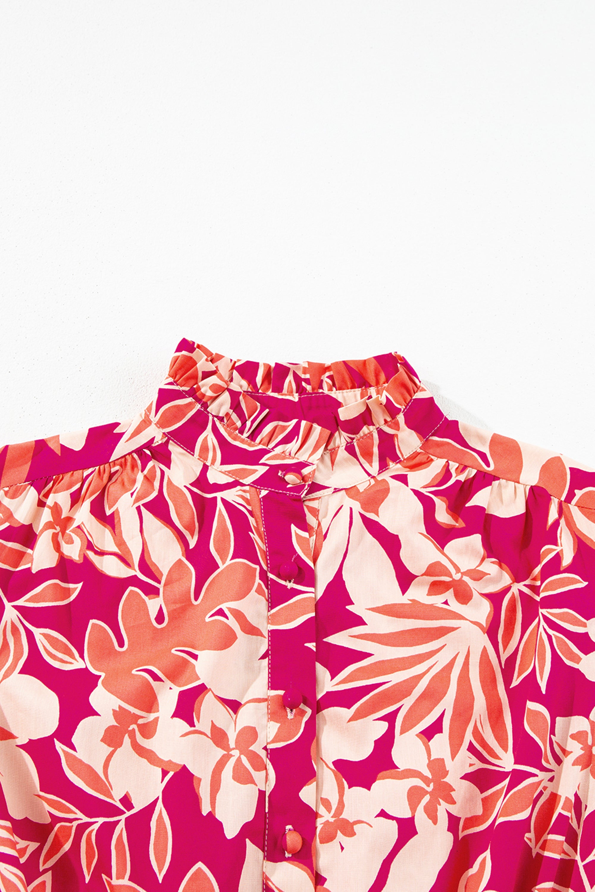 فستان نسائي أنيق، بتصميم خصر كشكش ونقشة زهور حيوية وأكمام جذابة. مصنوع من قطن 100% لراحة تدوم طوال اليوم.