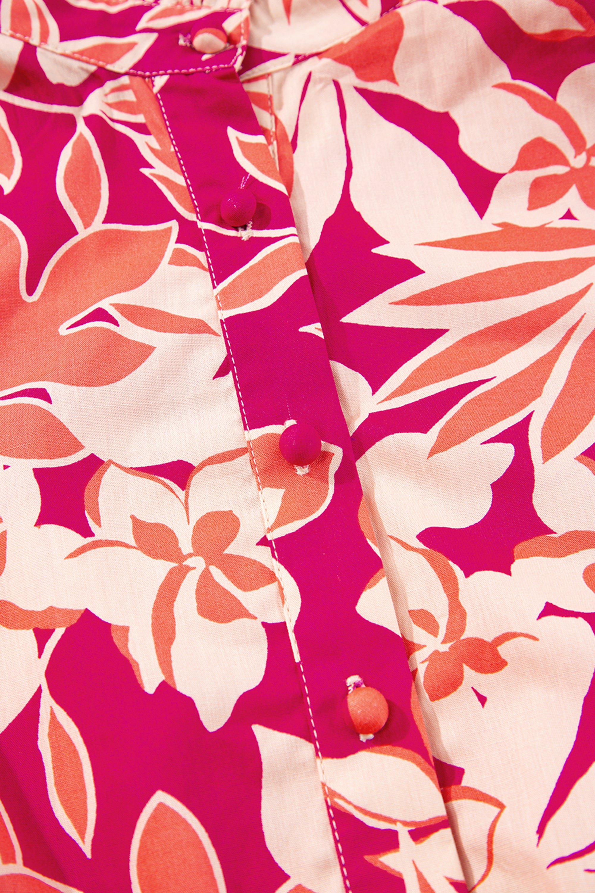 فستان نسائي أنيق، بتصميم خصر كشكش ونقشة زهور حيوية وأكمام جذابة. مصنوع من قطن 100% لراحة تدوم طوال اليوم.