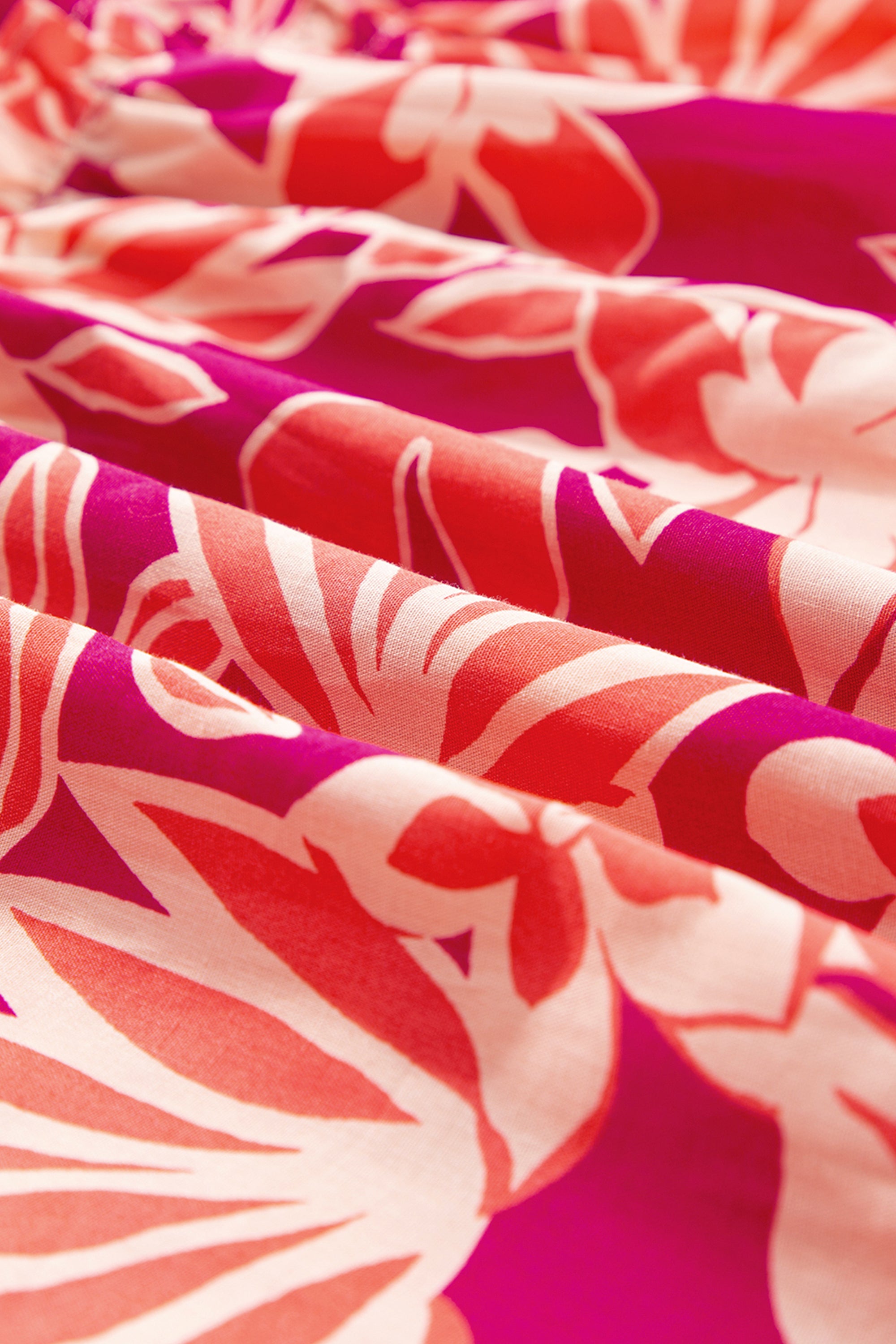 فستان نسائي أنيق، بتصميم خصر كشكش ونقشة زهور حيوية وأكمام جذابة. مصنوع من قطن 100% لراحة تدوم طوال اليوم.