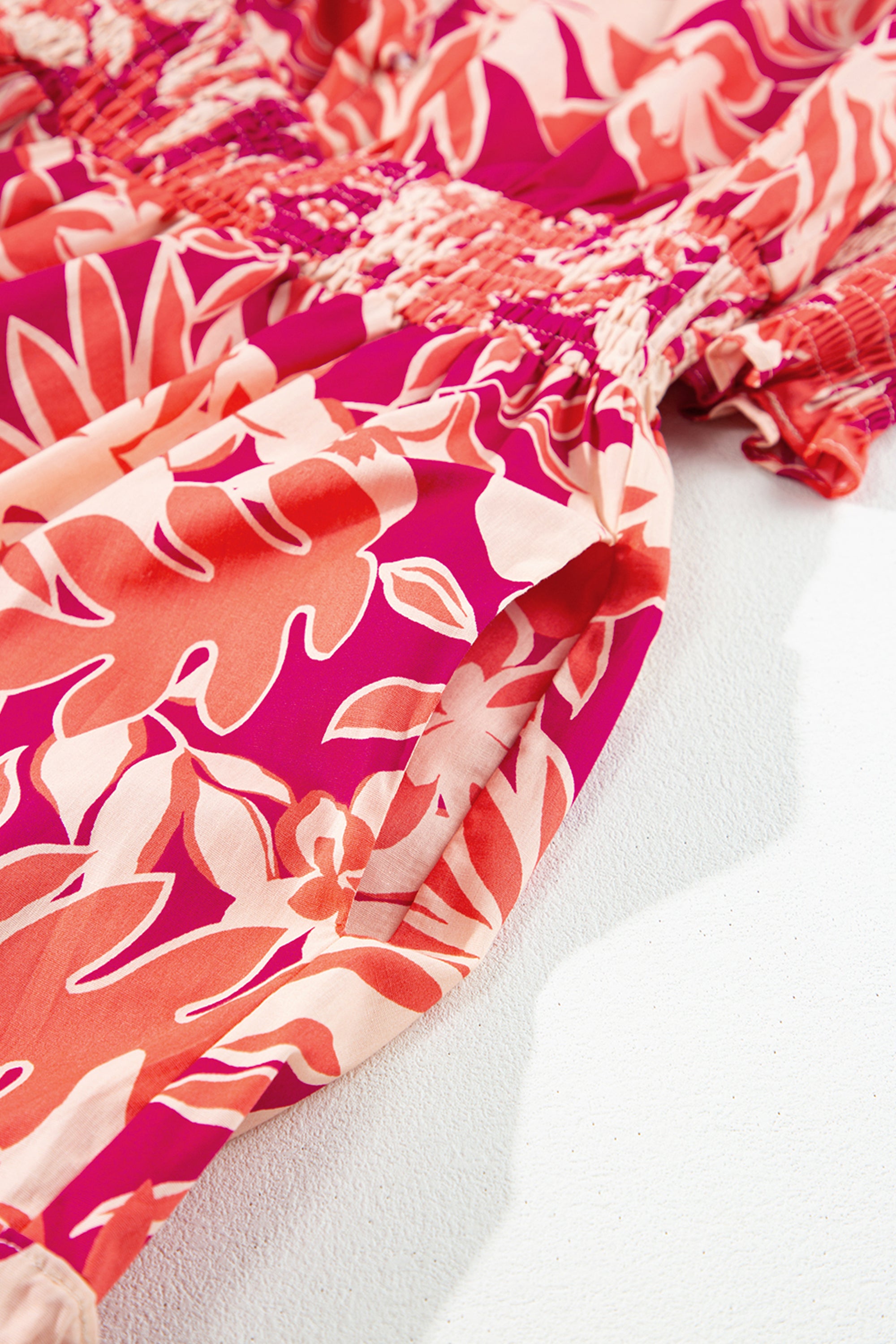 فستان نسائي أنيق، بتصميم خصر كشكش ونقشة زهور حيوية وأكمام جذابة. مصنوع من قطن 100% لراحة تدوم طوال اليوم.