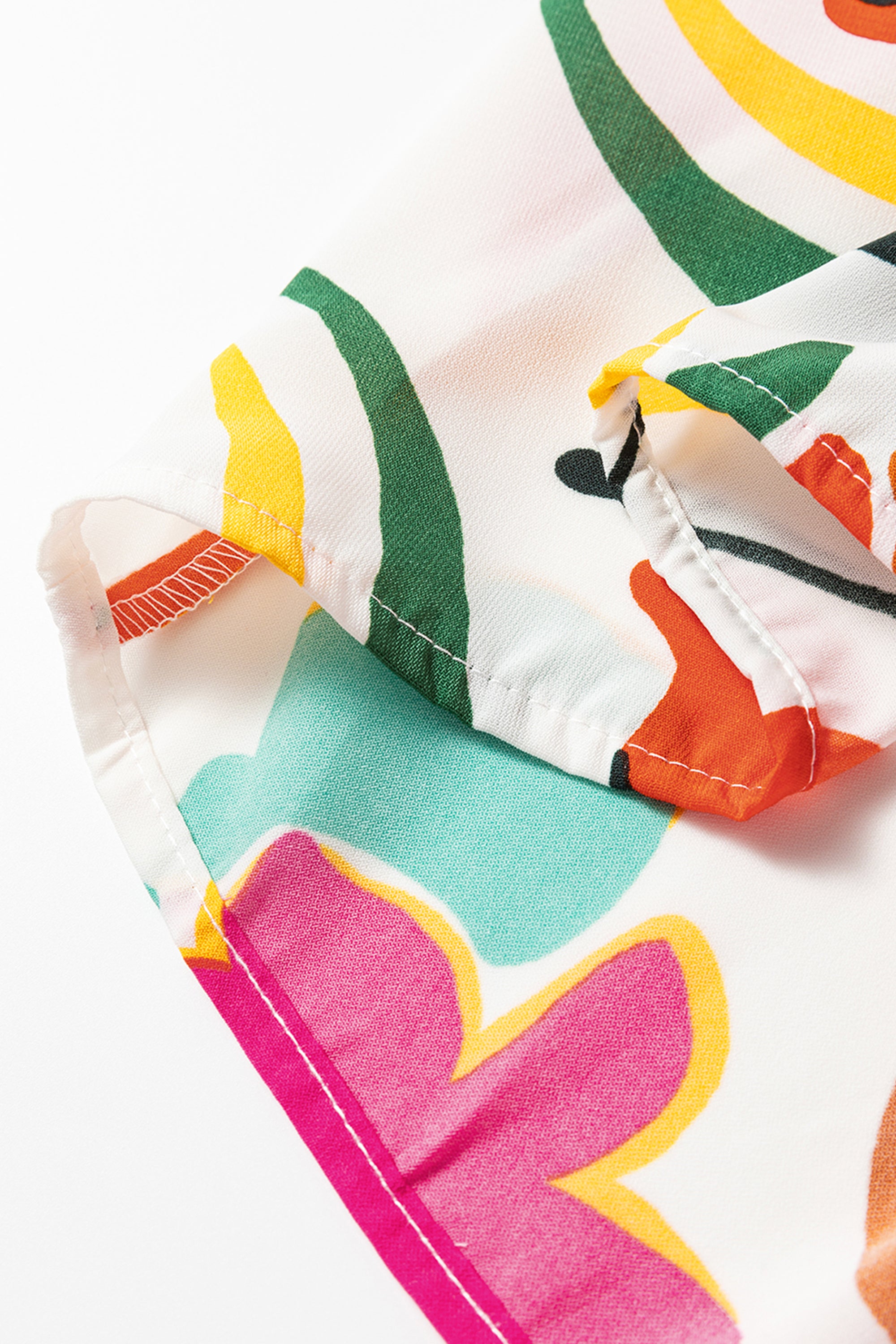 فستان نسائي برتقالي بنقشة زهور نابضة بالحيوية، وياقة V مفتوحة مع أربطة، وطول ماكسي متعدد الطبقات لإطلالة أنيقة وقريبة من القلب. مثالي للمشاوير اليومية غير الرسمية.