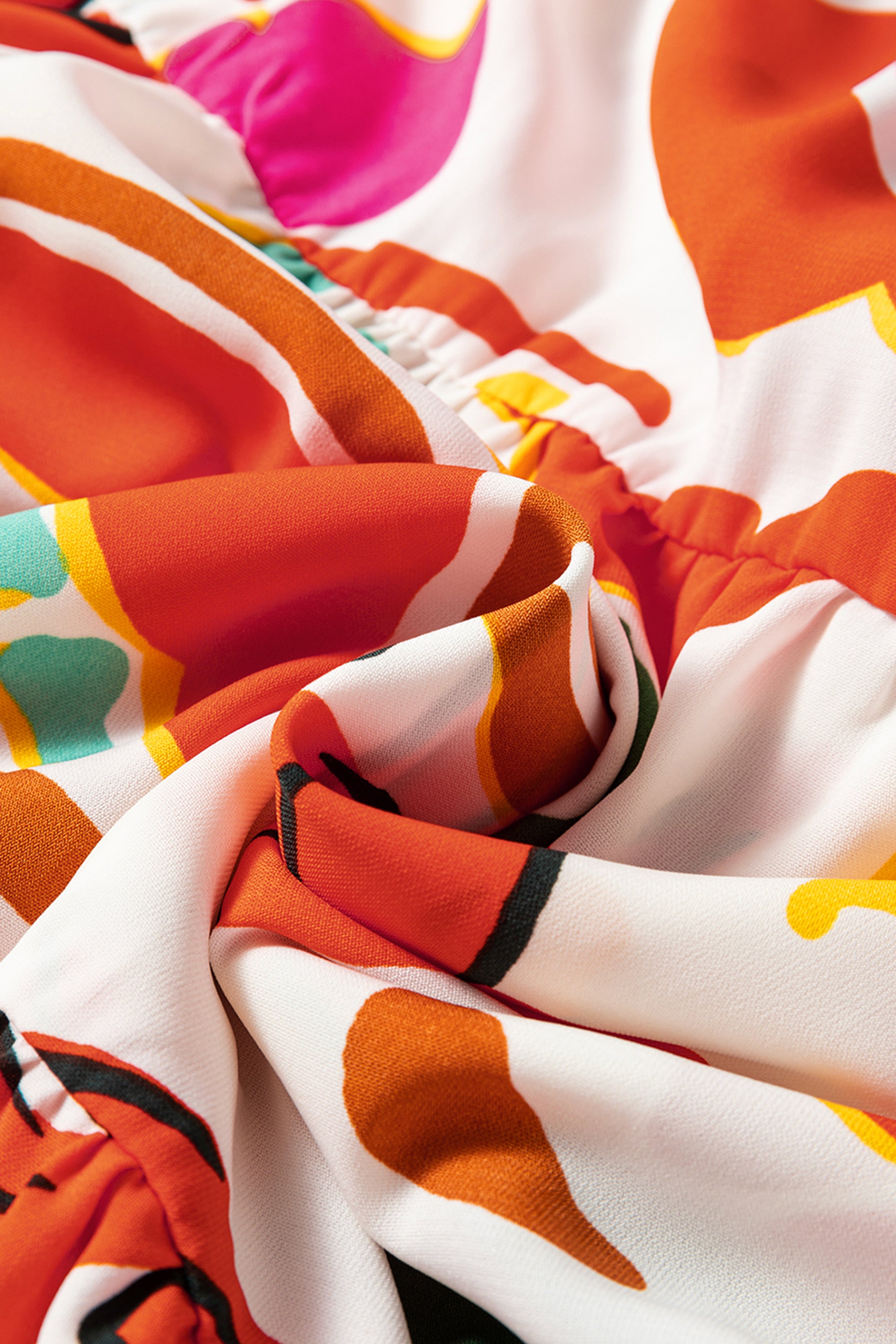 فستان نسائي برتقالي بنقشة زهور نابضة بالحيوية، وياقة V مفتوحة مع أربطة، وطول ماكسي متعدد الطبقات لإطلالة أنيقة وقريبة من القلب. مثالي للمشاوير اليومية غير الرسمية.