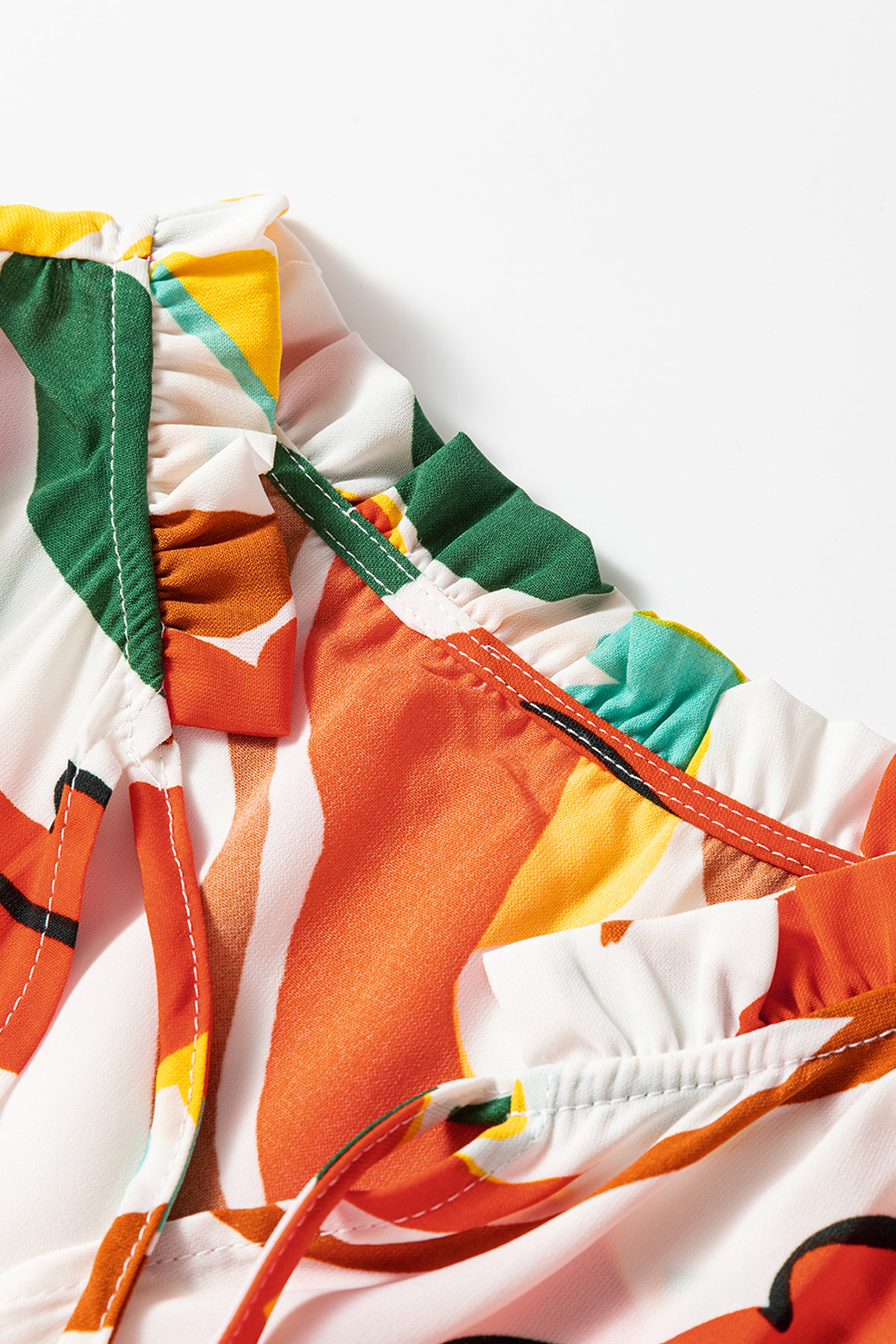 فستان نسائي برتقالي بنقشة زهور نابضة بالحيوية، وياقة V مفتوحة مع أربطة، وطول ماكسي متعدد الطبقات لإطلالة أنيقة وقريبة من القلب. مثالي للمشاوير اليومية غير الرسمية.