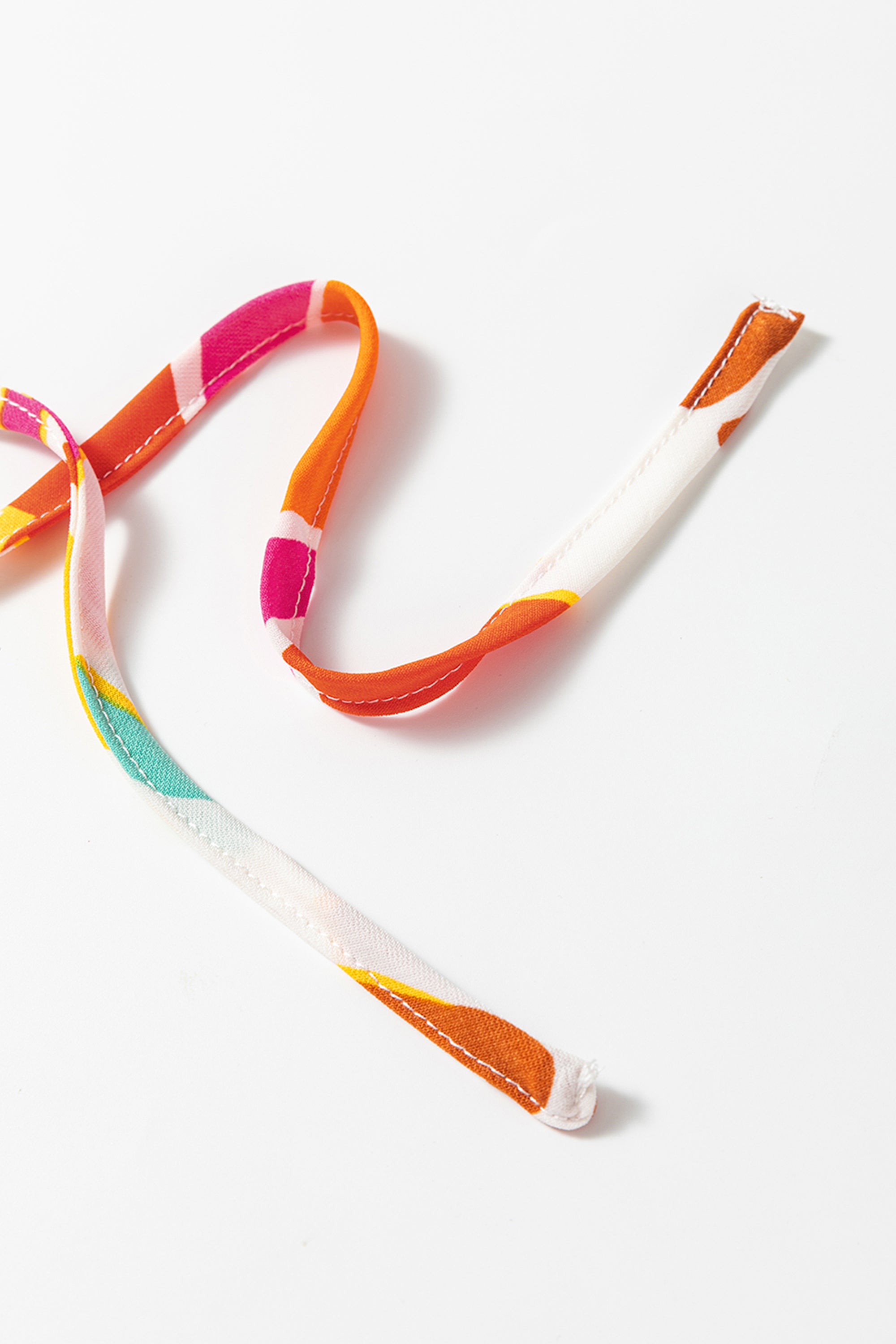 فستان نسائي برتقالي بنقشة زهور نابضة بالحيوية، وياقة V مفتوحة مع أربطة، وطول ماكسي متعدد الطبقات لإطلالة أنيقة وقريبة من القلب. مثالي للمشاوير اليومية غير الرسمية.