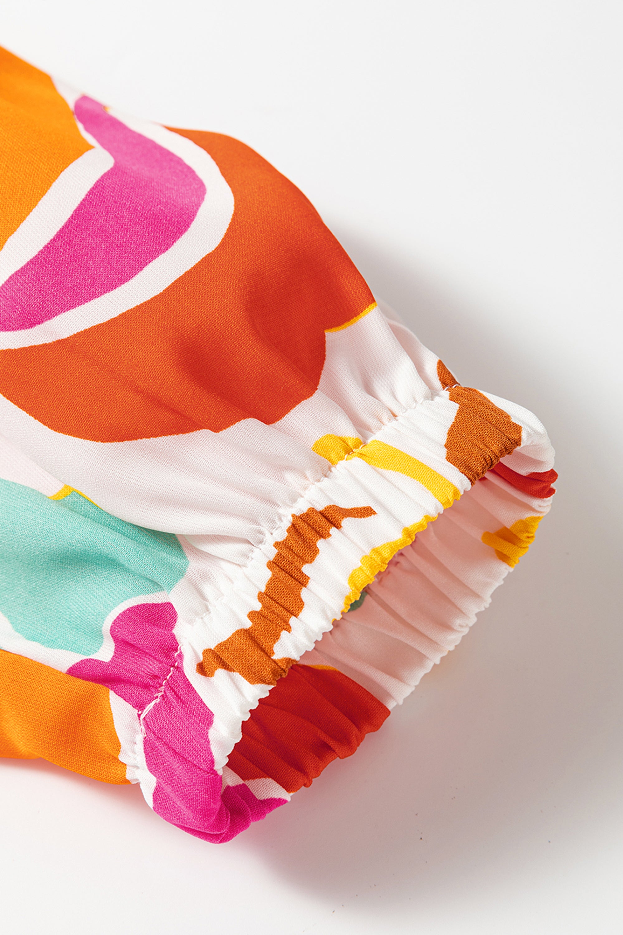 فستان نسائي برتقالي بنقشة زهور نابضة بالحيوية، وياقة V مفتوحة مع أربطة، وطول ماكسي متعدد الطبقات لإطلالة أنيقة وقريبة من القلب. مثالي للمشاوير اليومية غير الرسمية.