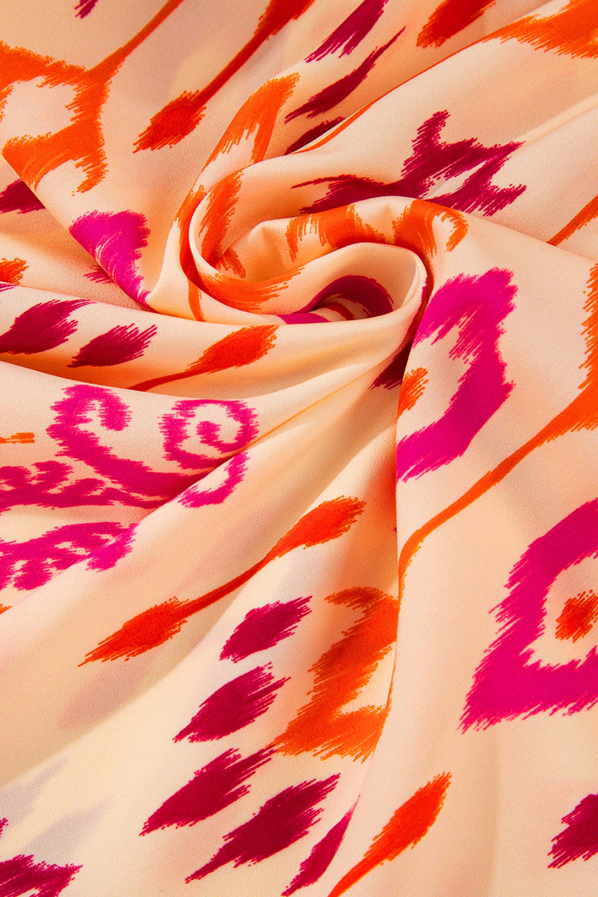 فستان نسائي طويل بنقشة وألوان مستوحاة من ألوان غروب الشمس. ياقة على شكل حرف V تضيف لمسة من الأناقة، مع تصميم واسع ومريح.