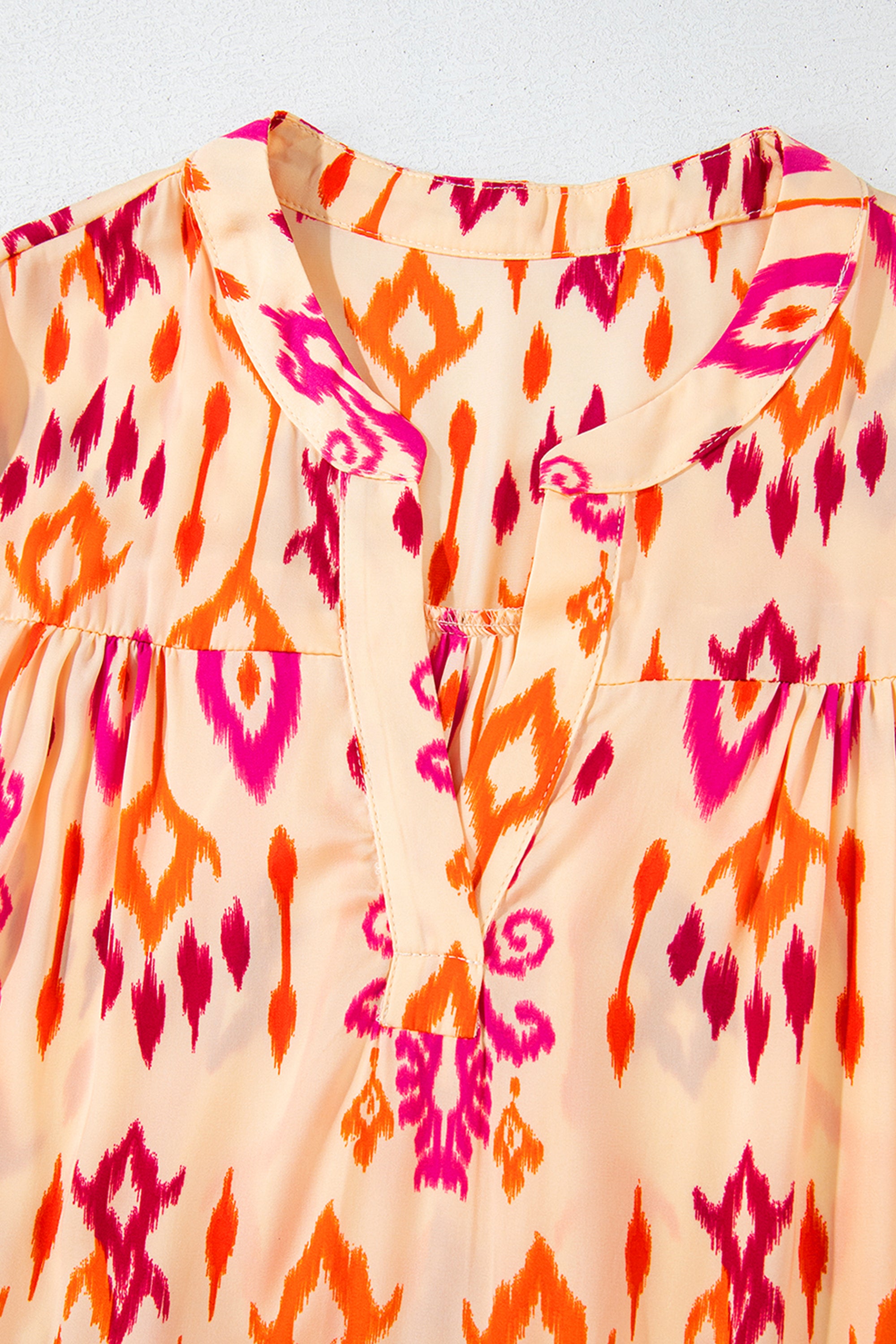 فستان نسائي طويل بنقشة وألوان مستوحاة من ألوان غروب الشمس. ياقة على شكل حرف V تضيف لمسة من الأناقة، مع تصميم واسع ومريح.