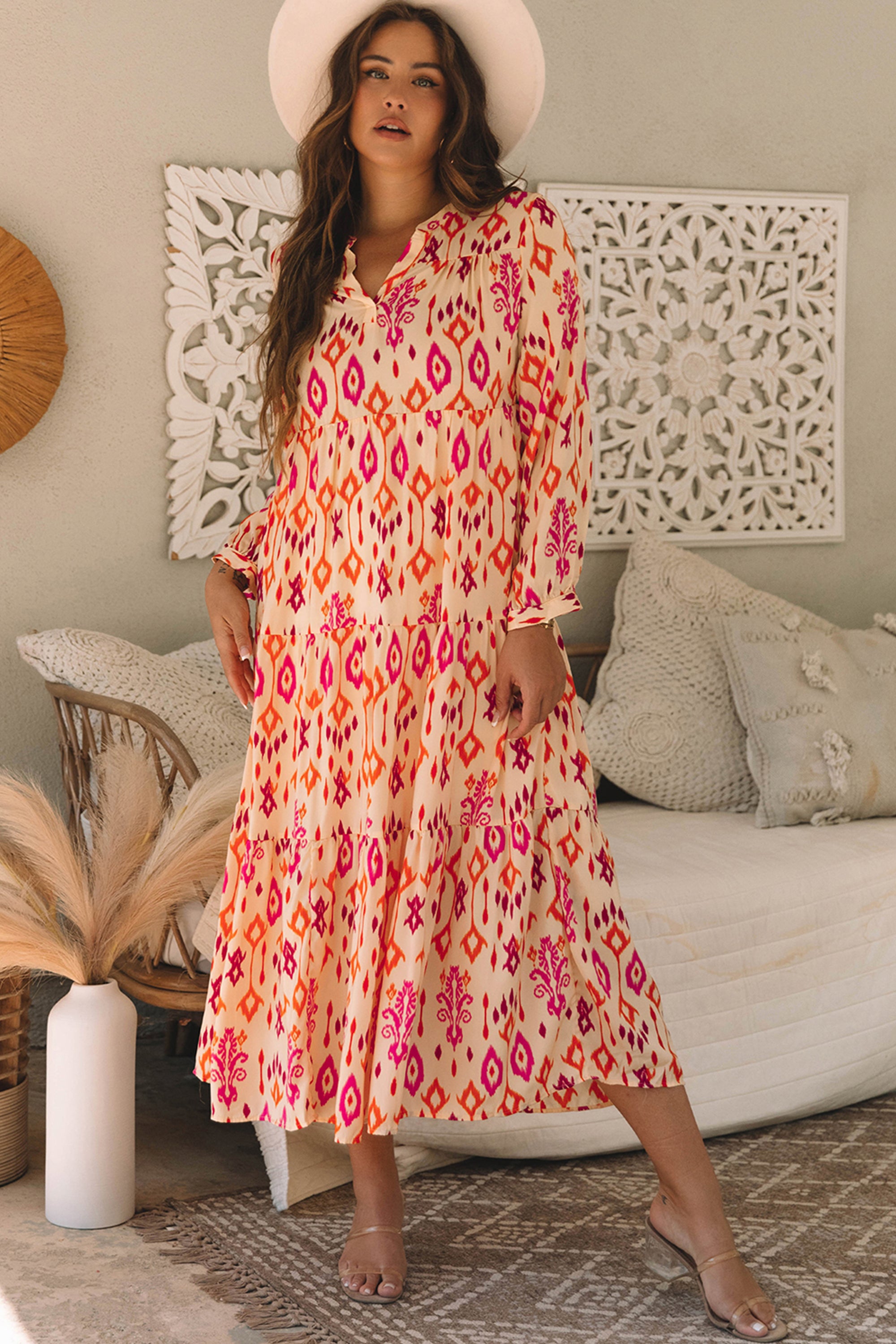 فستان نسائي طويل بنقشة وألوان مستوحاة من ألوان غروب الشمس. ياقة على شكل حرف V تضيف لمسة من الأناقة، مع تصميم واسع ومريح.